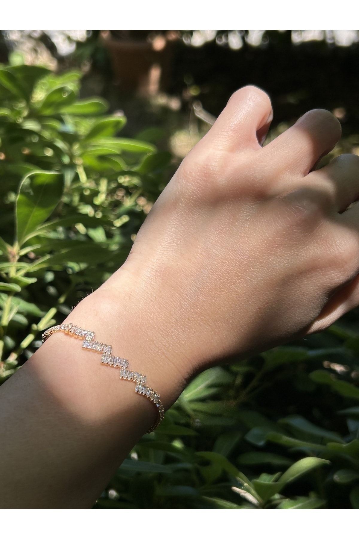 BYM136 Gold Renk Taşlı Zikzak Model Kadın Çelik Bileklik