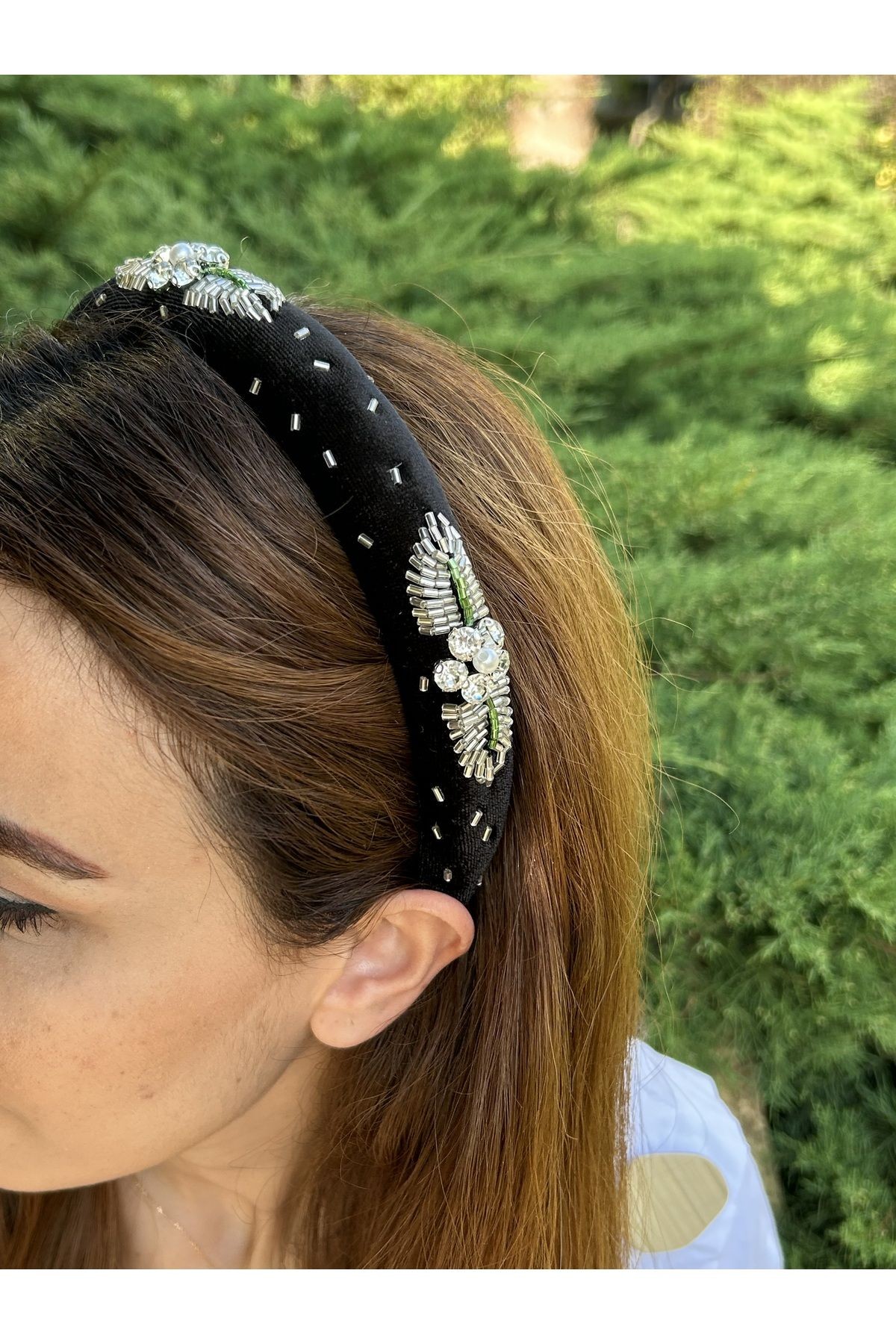 BYM025 Siyah Kadife Kumaş Üzeri El İşlemeli Taşlı İnce Model Kadın Saç Tacı
