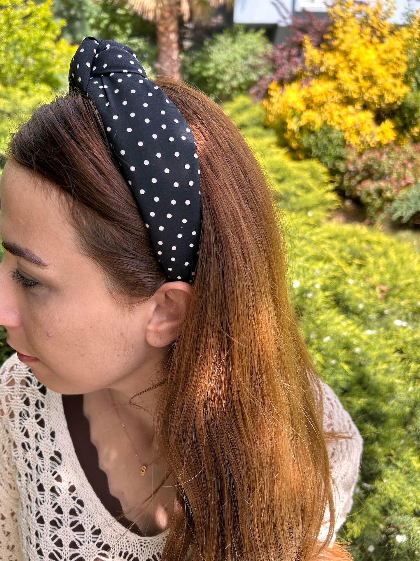 ByMerve Siyah Beyaz Puantiyeli Kumaş Düğümlü Kadın Saç Bandı Taç – Retro Stil, Günlük Kullanıma Uygun, Hafif ve Şık Aksesuar
