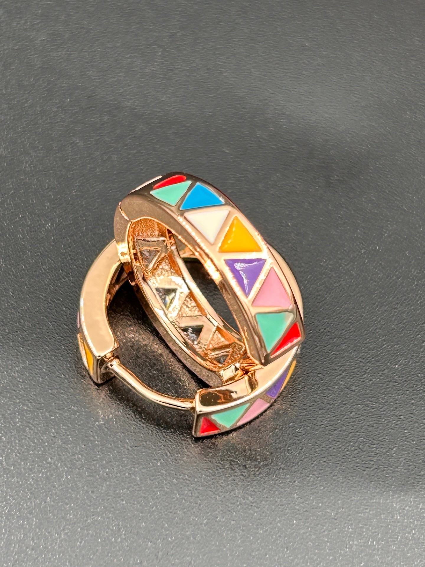 BYM182 Renkli Asimetrik Taşlı Rose Gold Halka Çelik Küpe – 1.8 cm Günlük Takı