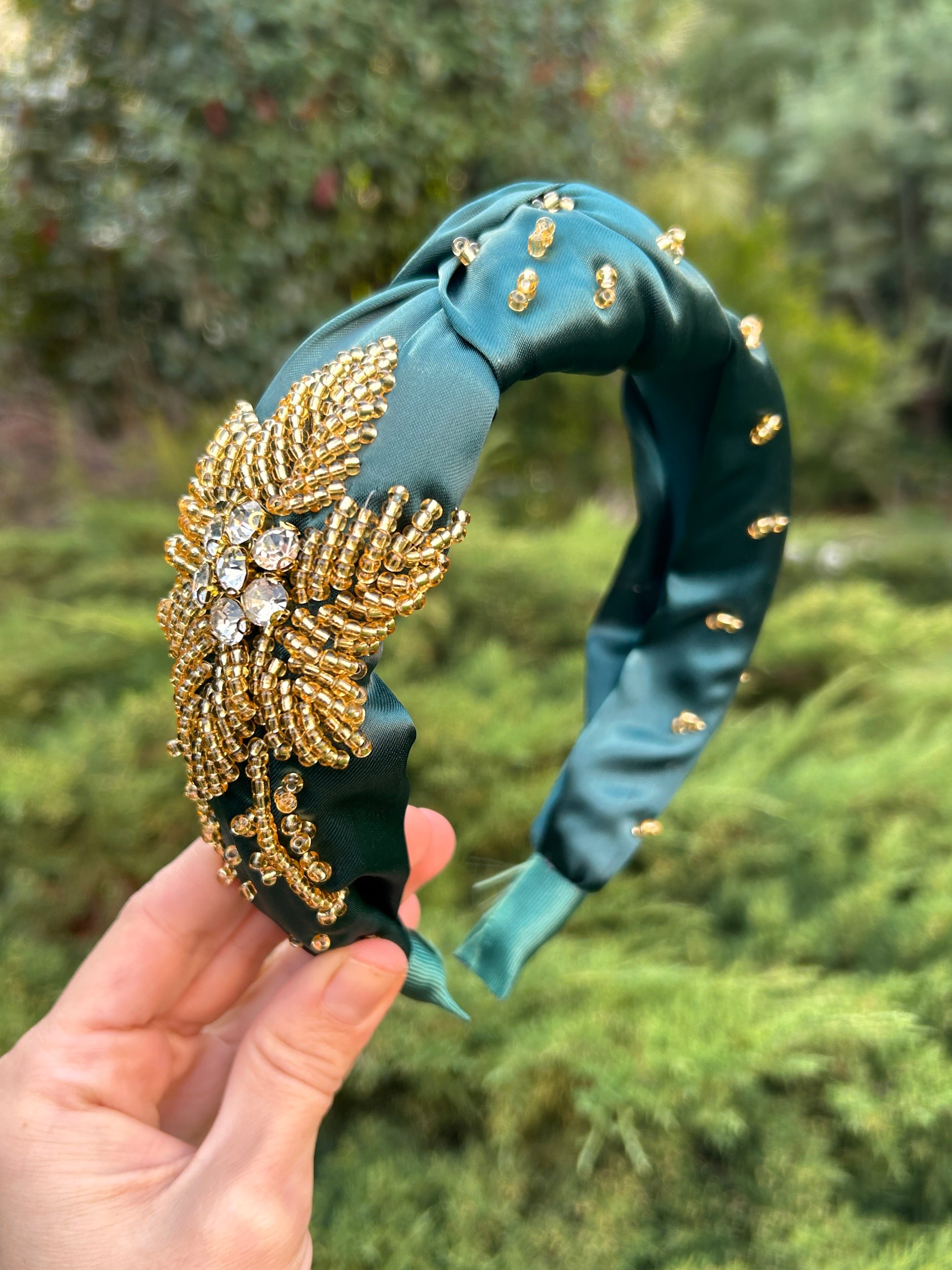 Zümrüt Yeşili Saten Gold Çiçek İşlemeli El Yapımı Taç – Abiye & Kına Aksesuarı
