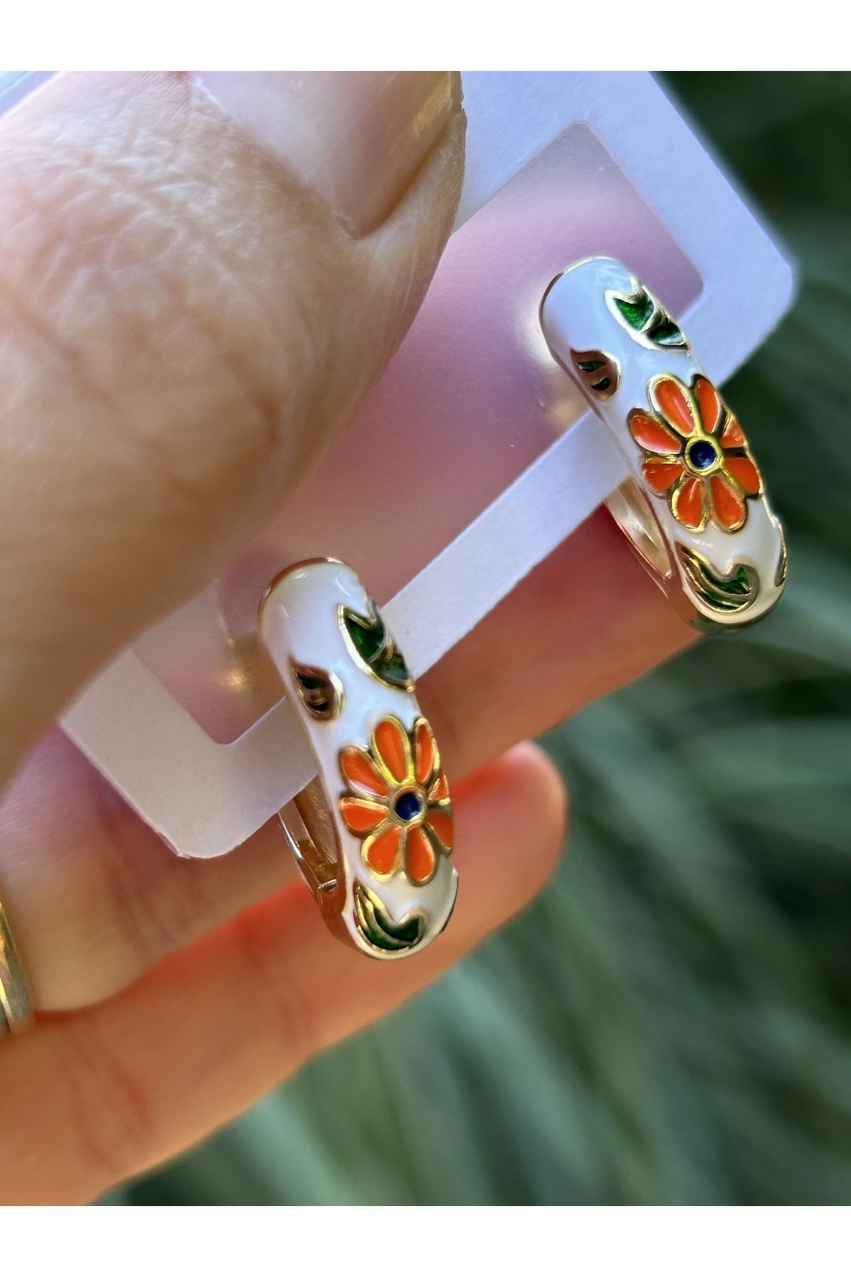 Vintage Mineli Beyaz Halka Küpe – Turuncu Çiçek Desenli Kadın Çelik Küpe BYM313