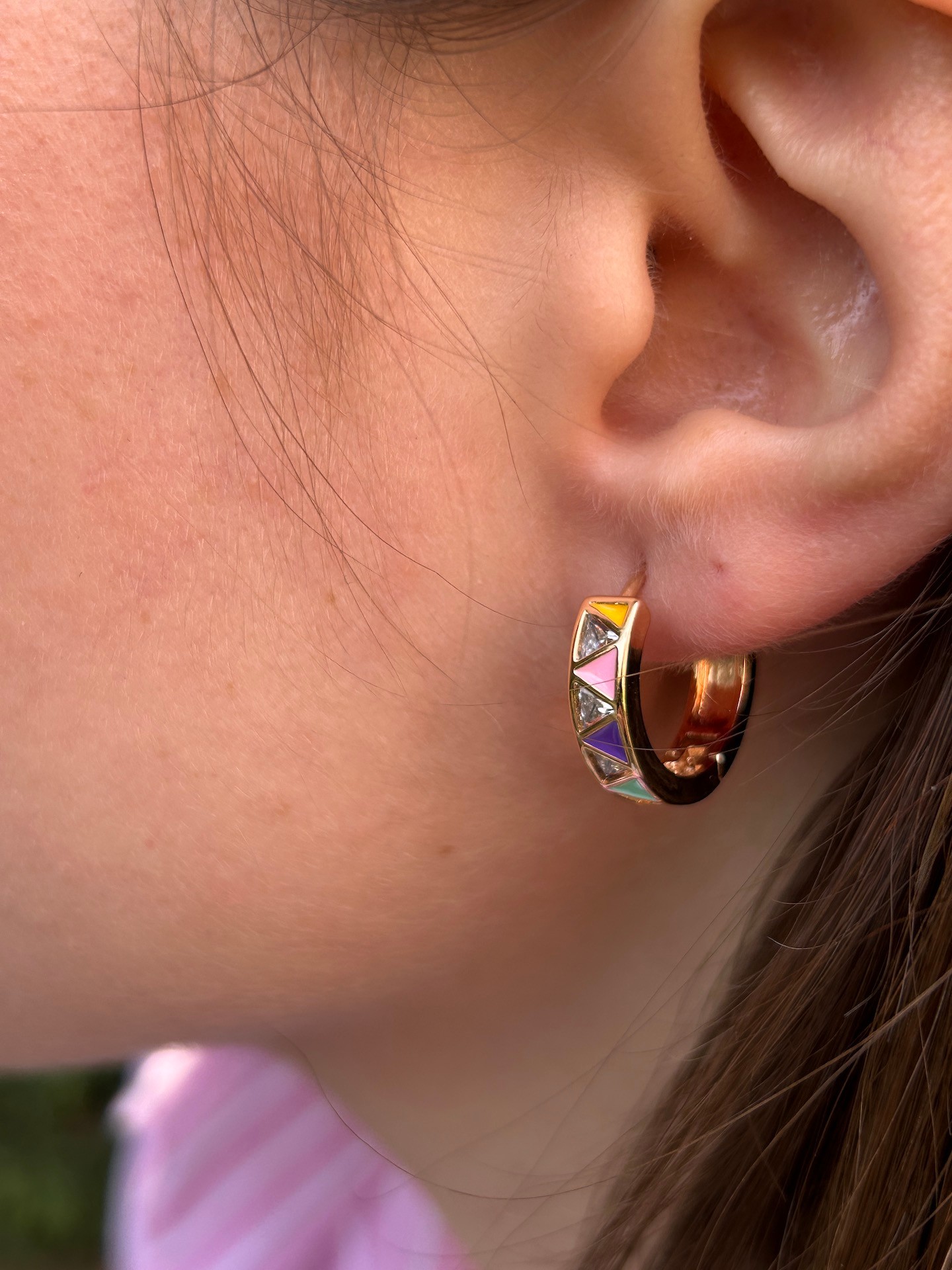 BYM182 BYM182 Renkli Asimetrik Taşlı Rose Gold Halka Çelik Küpe – 1.8 cm