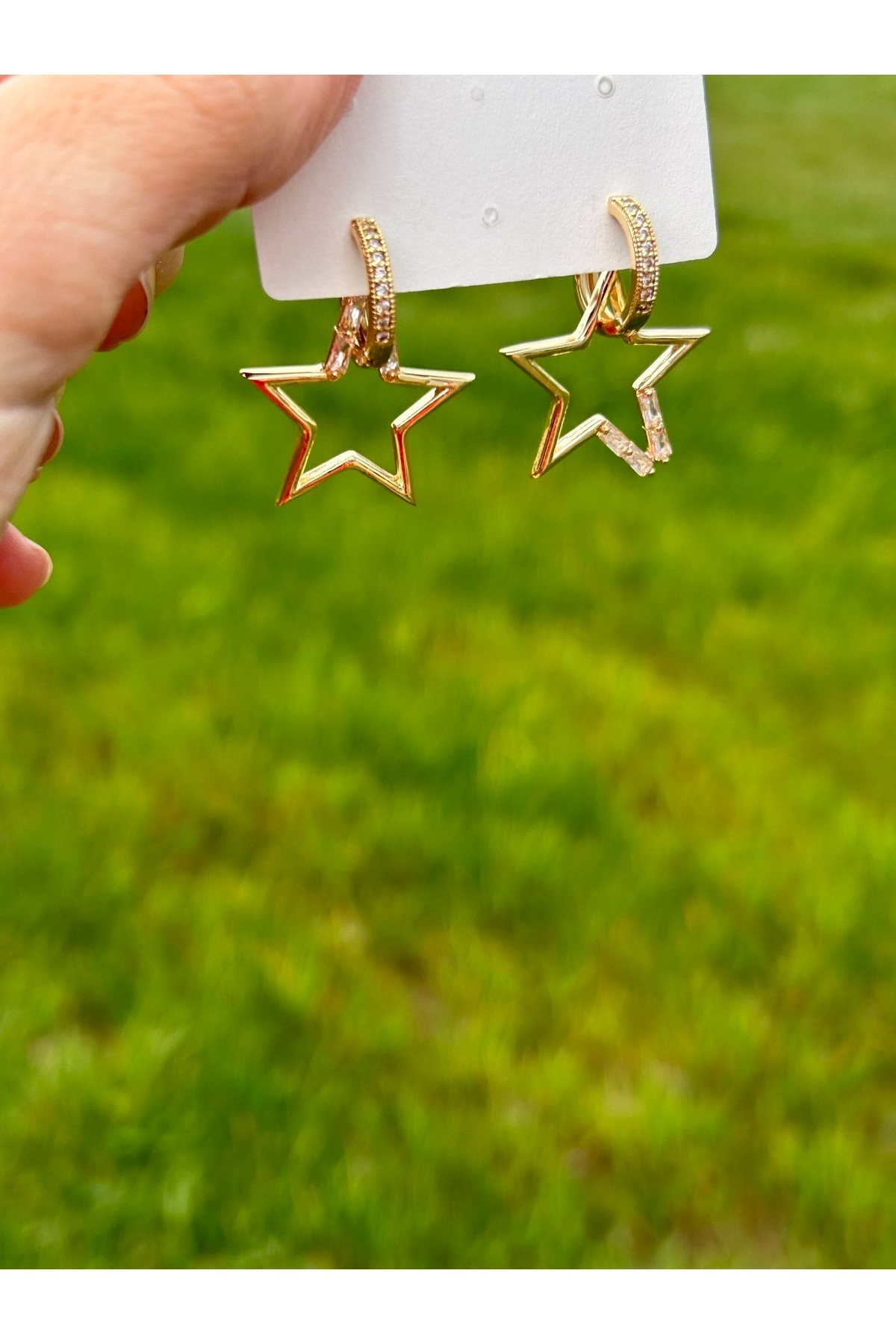BYM190 Zirkon Taşlı Yıldız Model Sallantılı Gold Renk Kadın Çelik Küpe