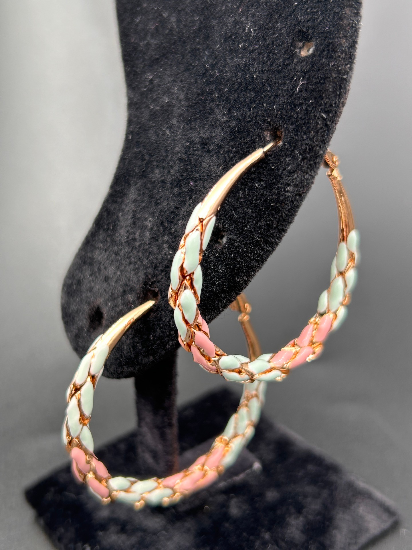 BYM099 Rose Gold Mavi Pembe Örgü Desenli Yuvarlak Çelik Kadın Halka Küpe