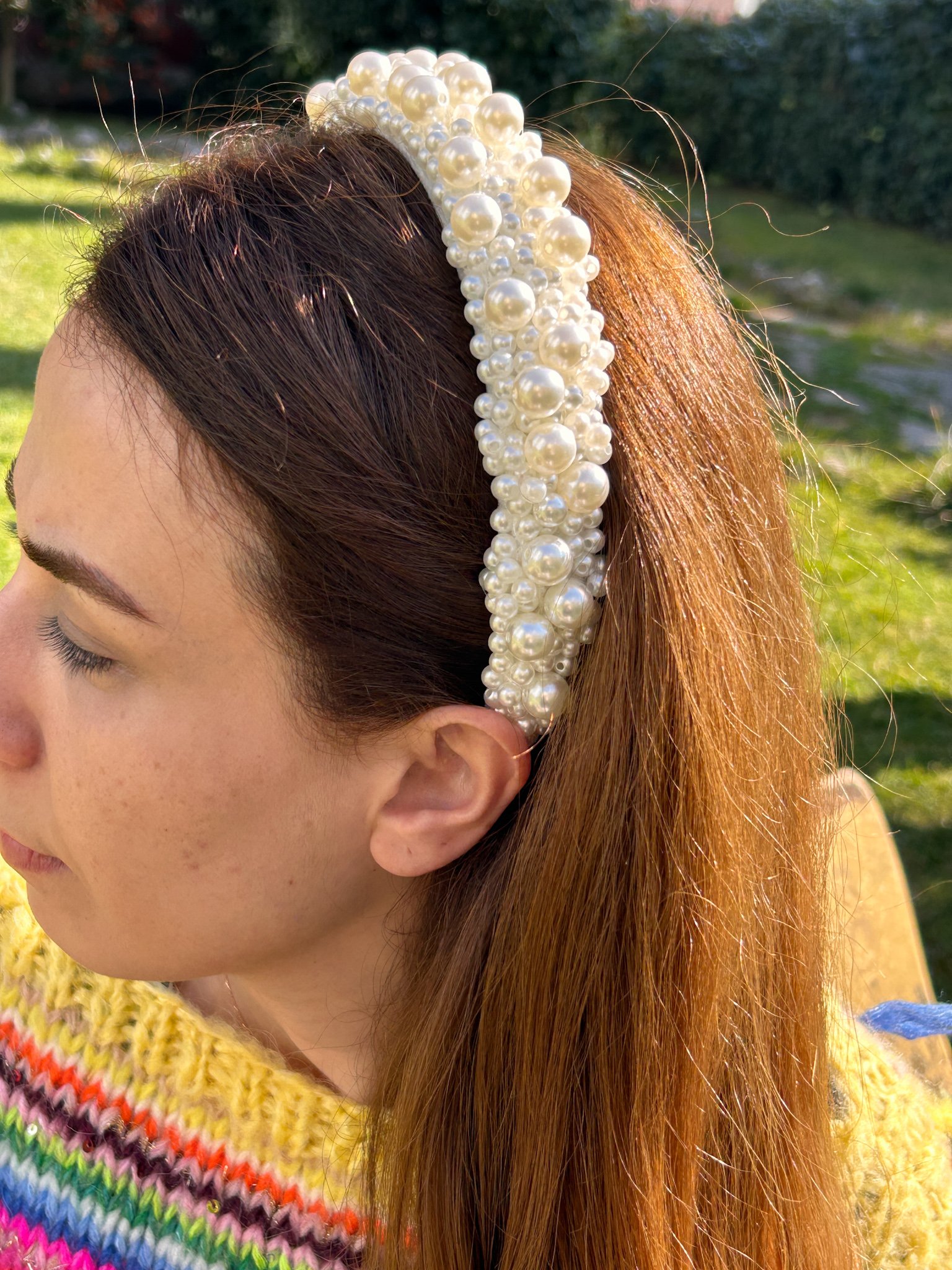 BYM023 Beyaz Kumaş Üzeri El İşlemeli İnci ve Gümüş Detaylı Abiye Saç Tacı