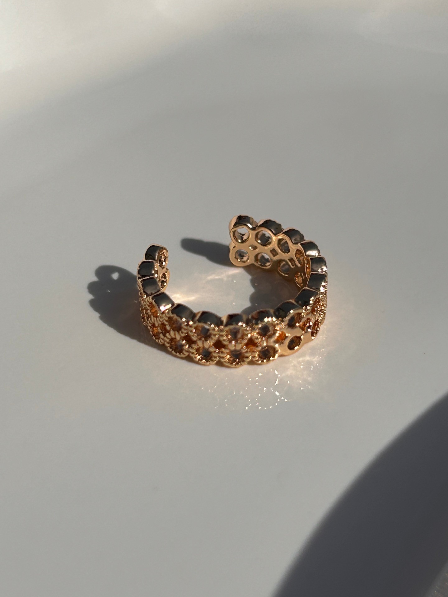 BYM414 Gold Renk Sıkıştırmalı Hasır Model Kararmaz Çelik Kıkırdak Küpe