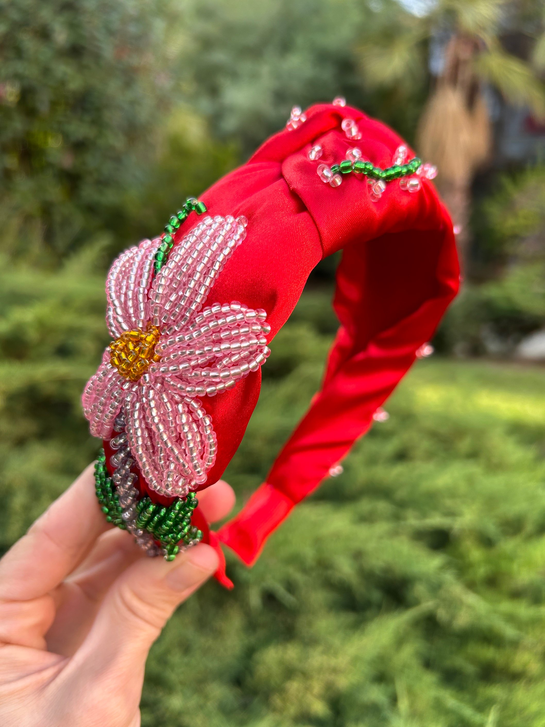 BYM462 Kırmızı Saten Üzeri El İşlemeli Hibiskus Çiçek Boncuk Motifli Kadın Nişan ve Kına Saç Tacı