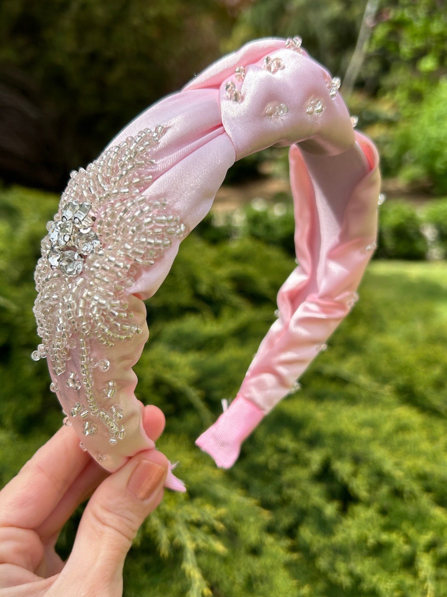 Toz Pembe El İşlemeli Saten Abiye Taç – Gümüş Boncuklu Özel Tasarım Saç Aksesuarı