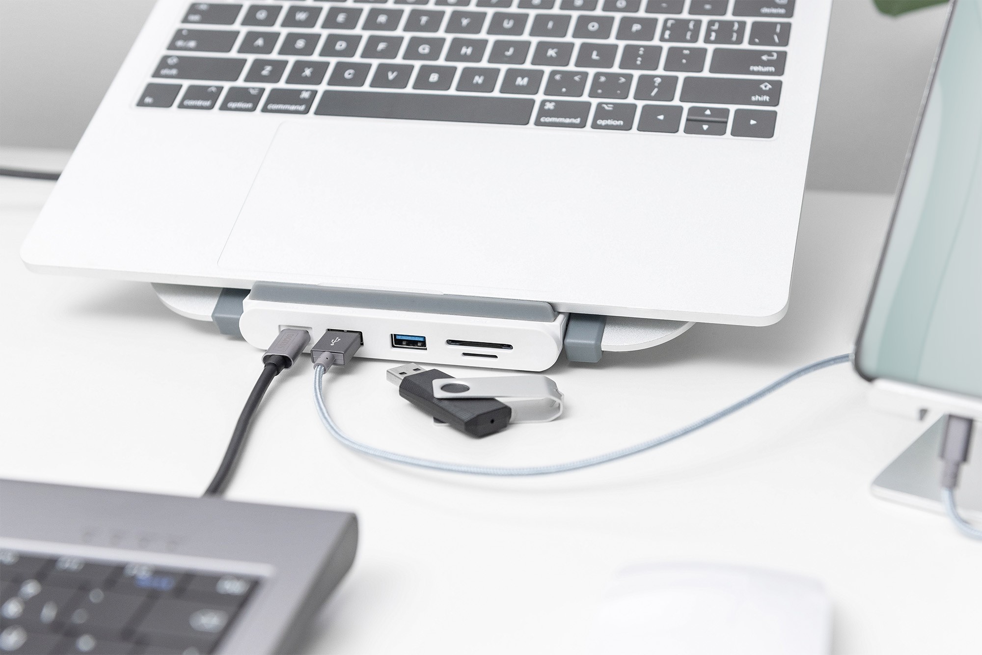 Dizüstü Yükselticili Usb-C Istasyonu (8 Bağlantı Noktalı) Gümüş/beyaz