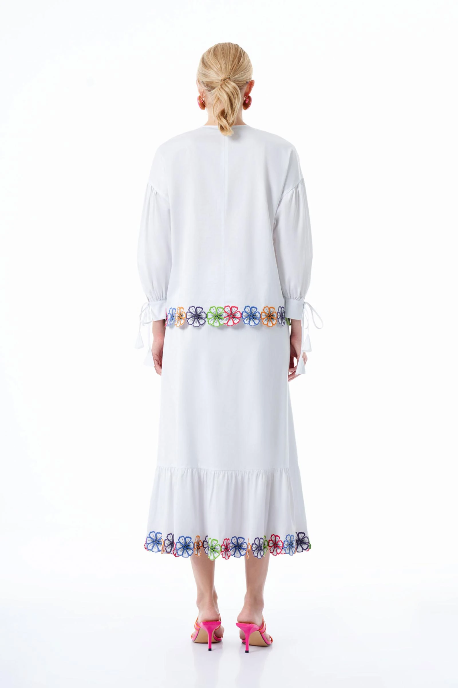 Çiçek Nakışlı Beyaz Kadın Bluz