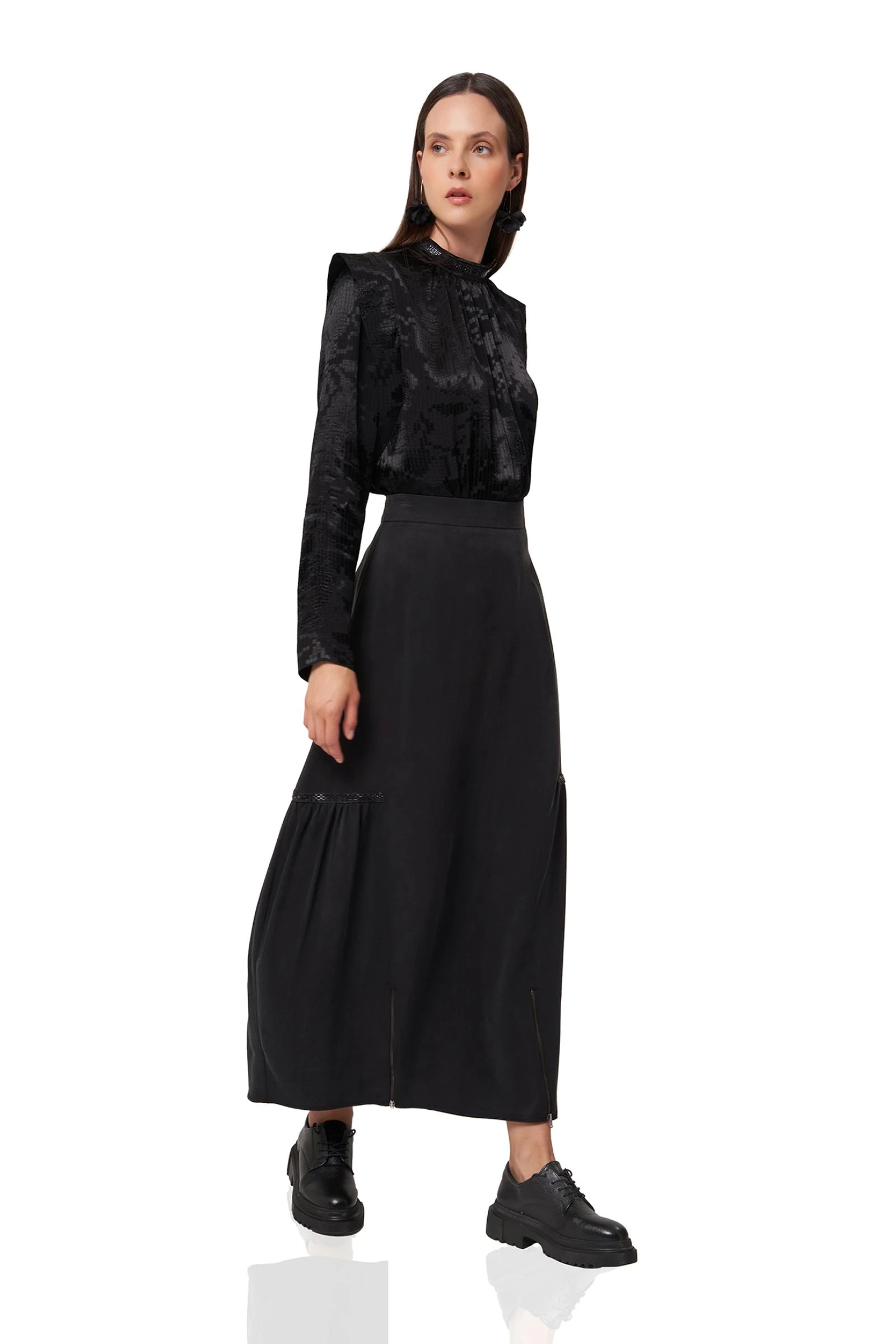 Omuz Detaylı Jakarlı Siyah Bluz