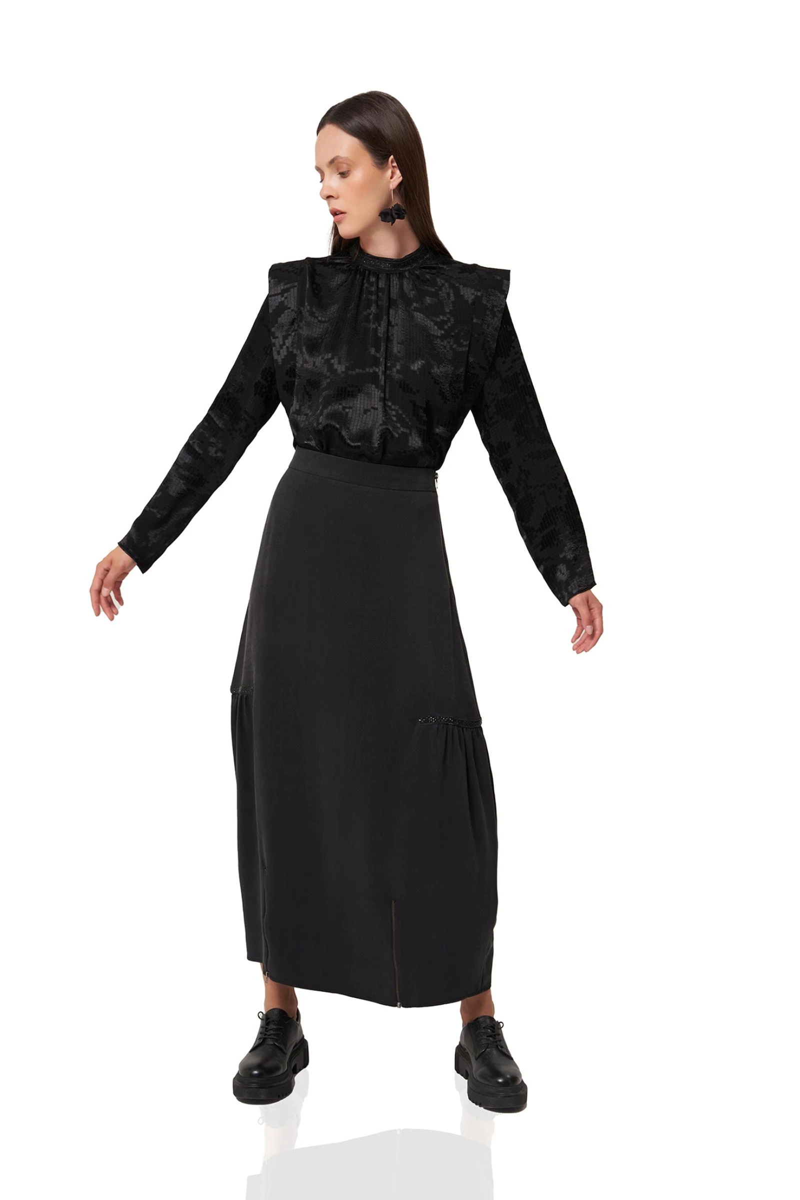 Omuz Detaylı Jakarlı Siyah Bluz