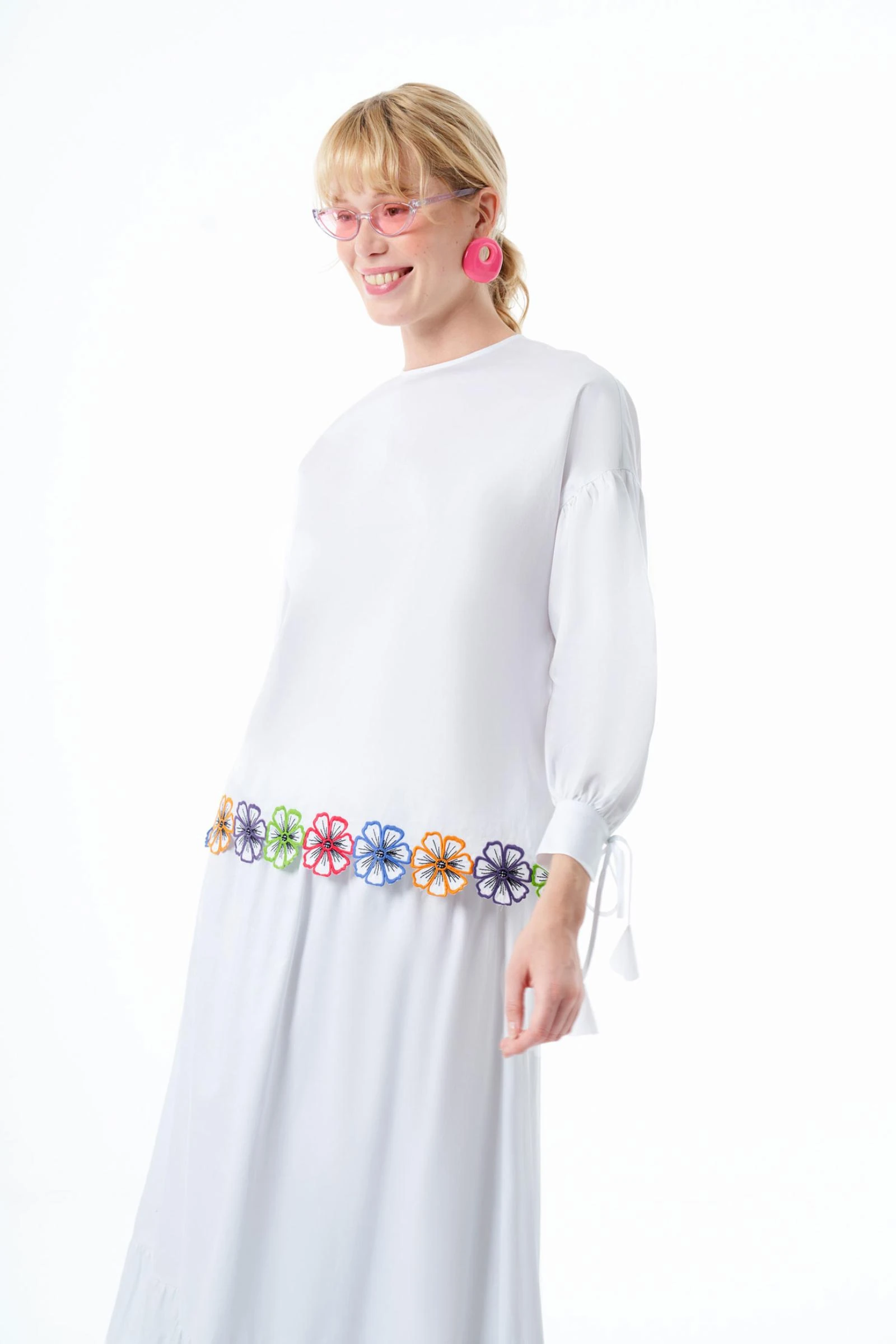 Çiçek Nakışlı Beyaz Kadın Bluz