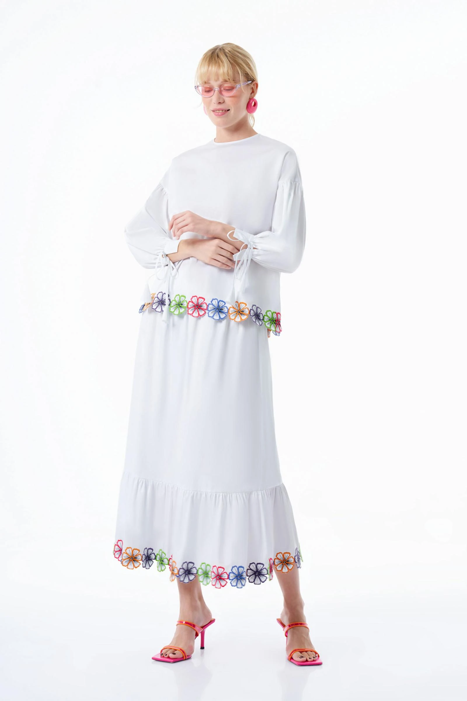 Çiçek Nakışlı Beyaz Kadın Bluz