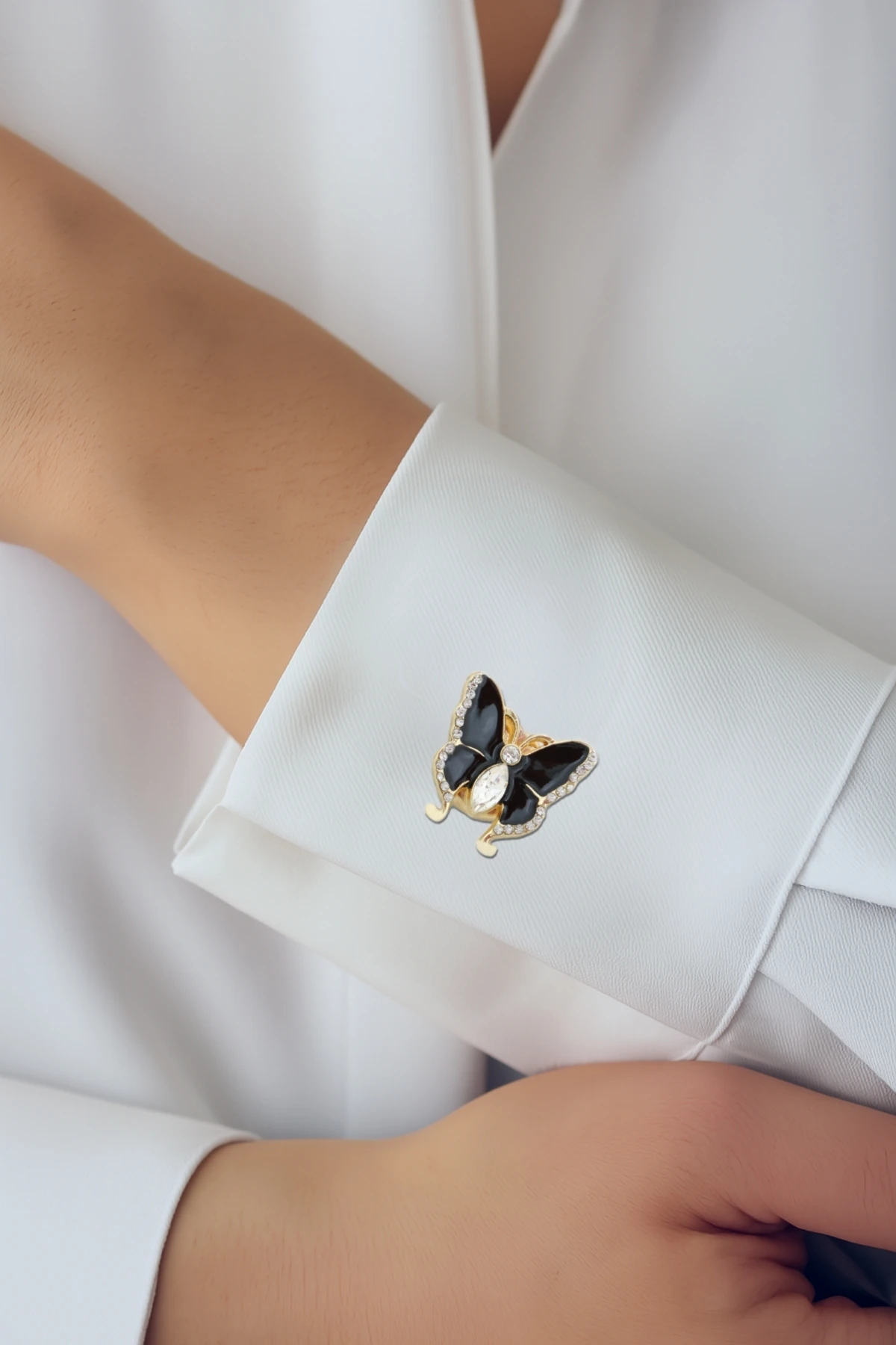 Siyah Kanatlı Düğme Süsü Broş