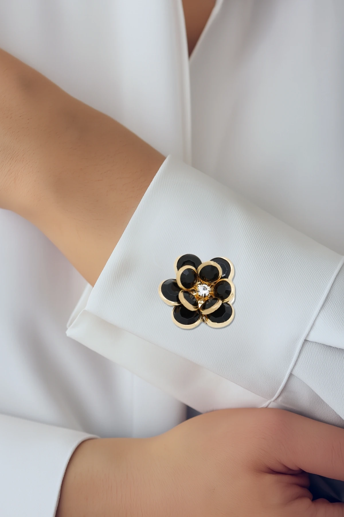 Siyah Yapraklı Çiçek Düğme Süsü Broş