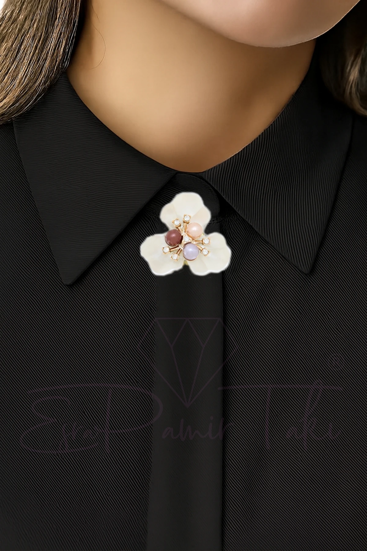 İncili Taşlı Düğme Süsü Broş