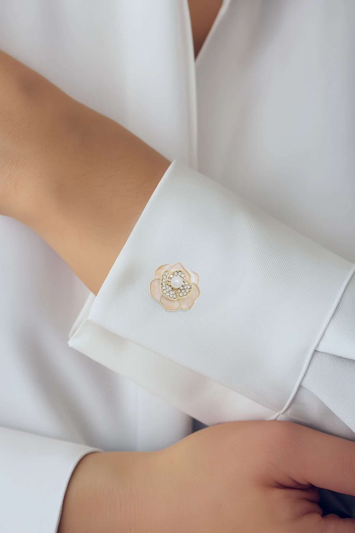 İncili Taşlı Gül Düğme Süsü Broş