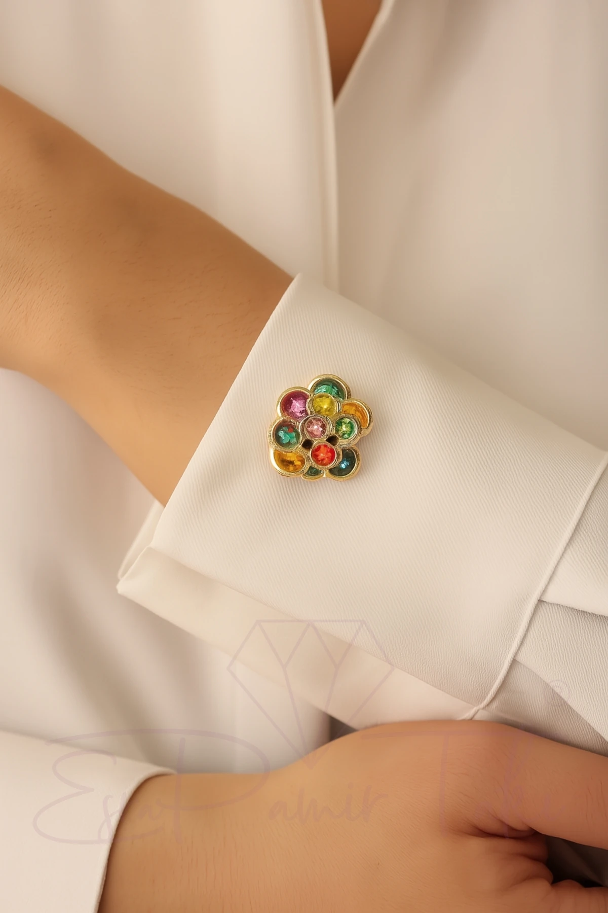 Renkli Yapraklı Çiçek Düğme Süsü Broş