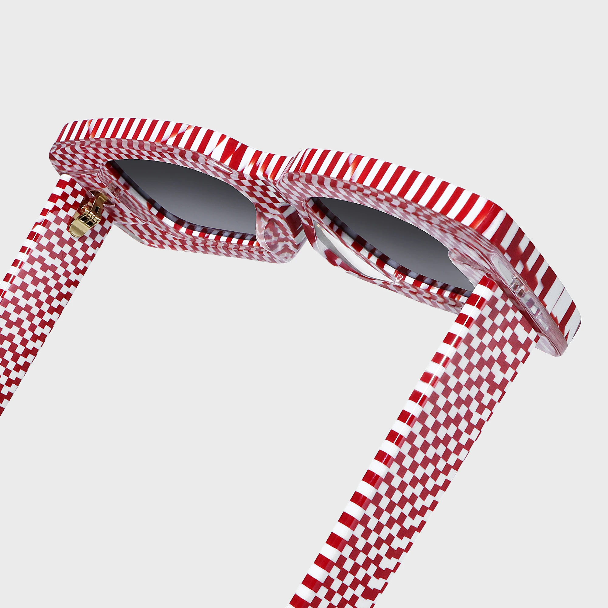 Optic Illusion – Checkered Blaze | Kalın Çerçeveli Kırmızı-Beyaz Güneş Gözlüğü