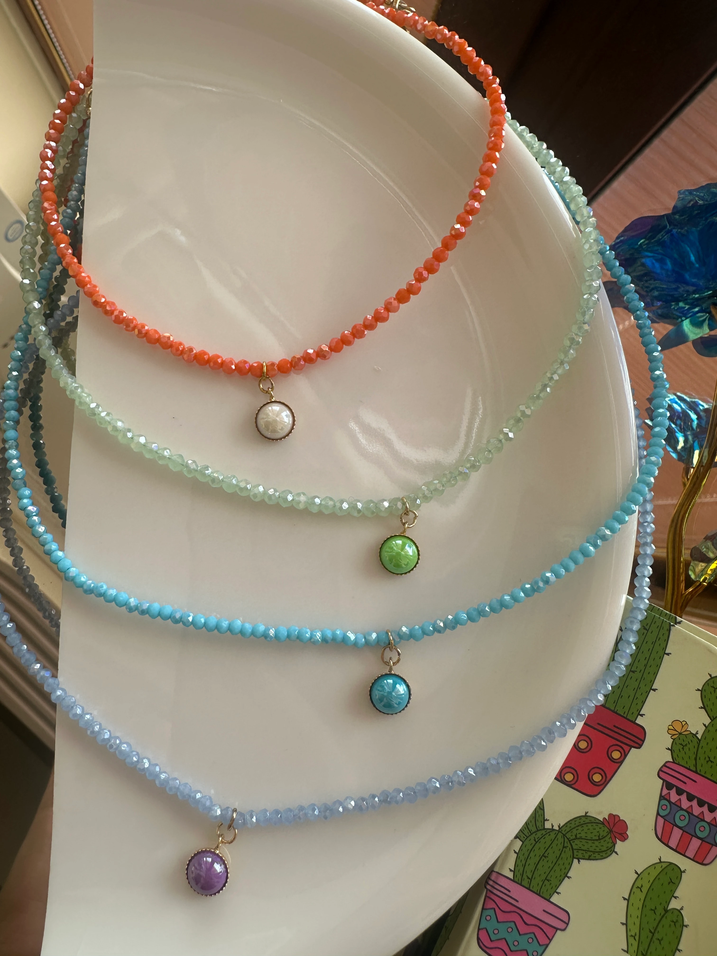 Renkli Taş Detaylı Kristal Boncuk Kolye – El Yapımı Yaz Serisi