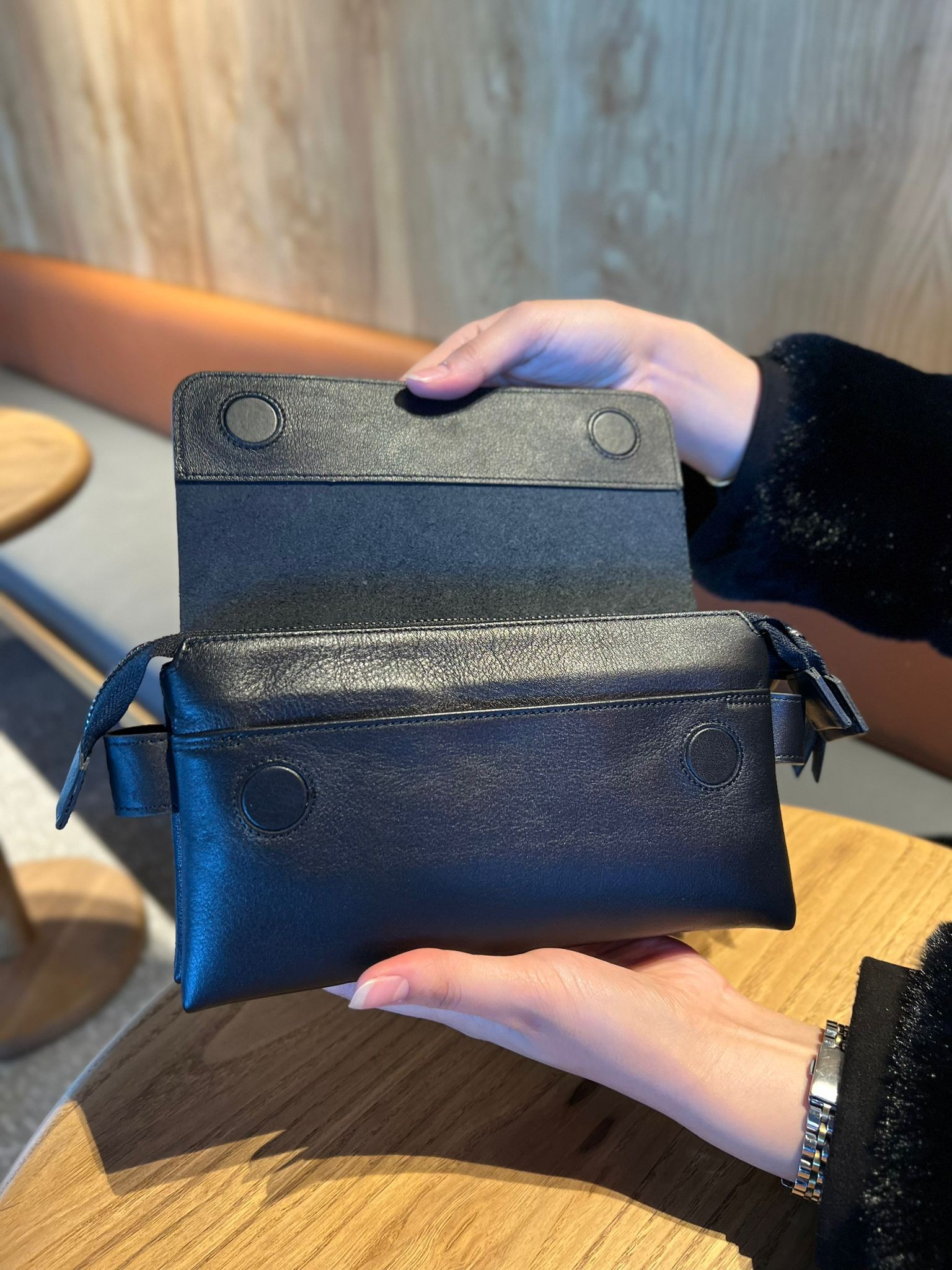 Hakiki Deri Unisex El Çantası – Bilek Tutma Kayışı, İsim Yazılı, Kişiye Özel | Boliva 9874