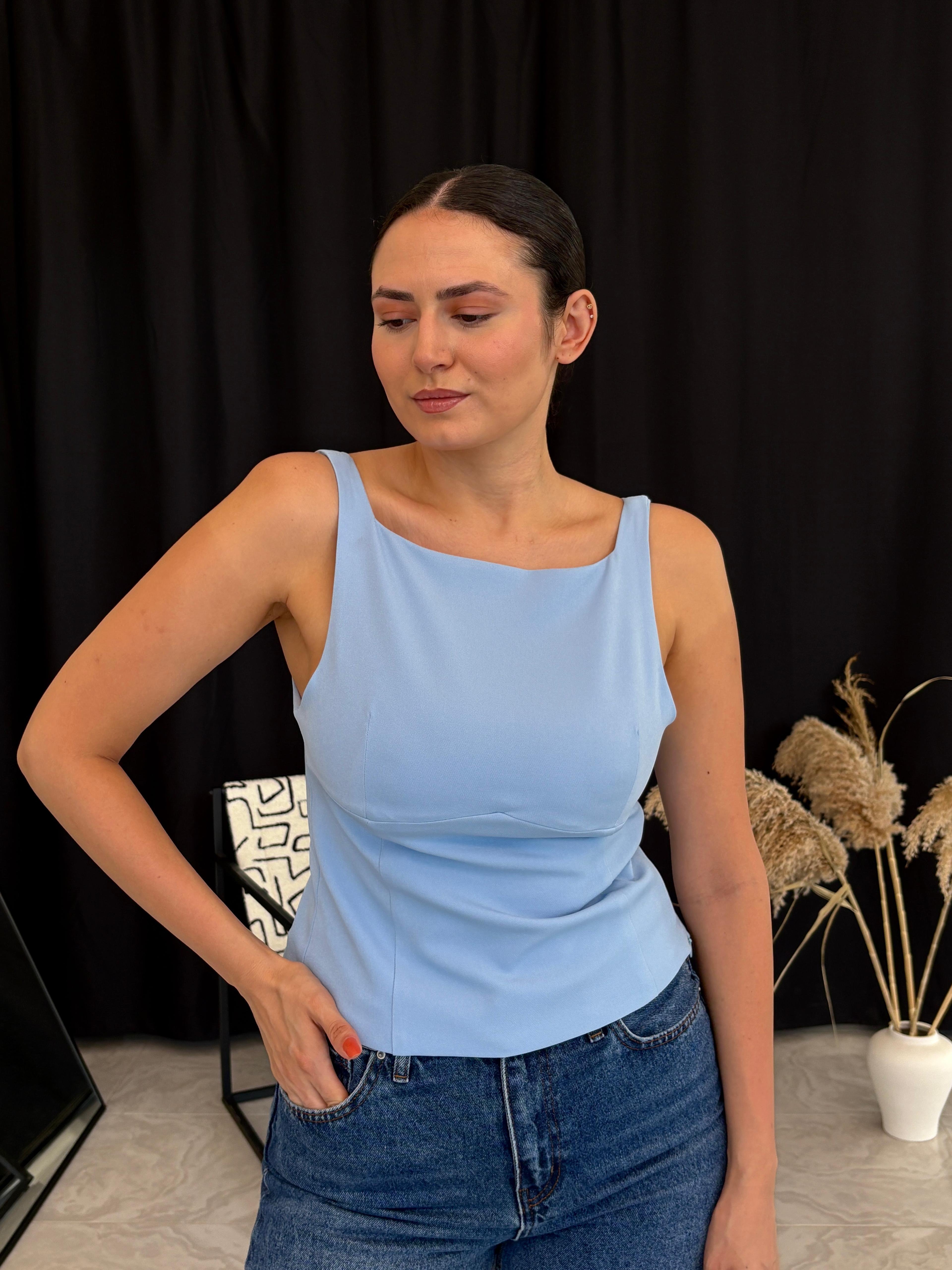 Sırtı Kurdele Detaylı Bluz 