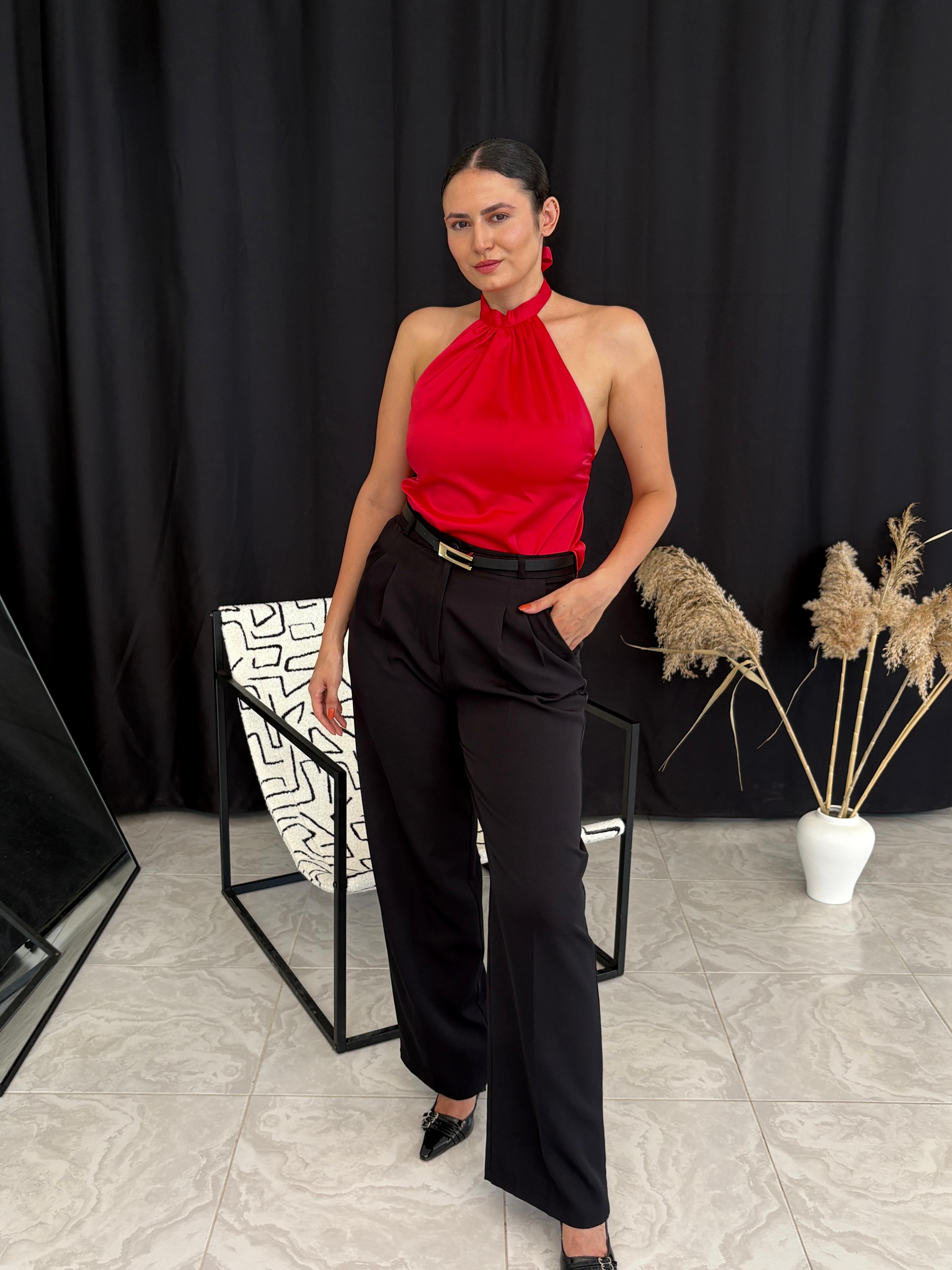 Halter Yaka Sırt Dekolteli Saten Bluz