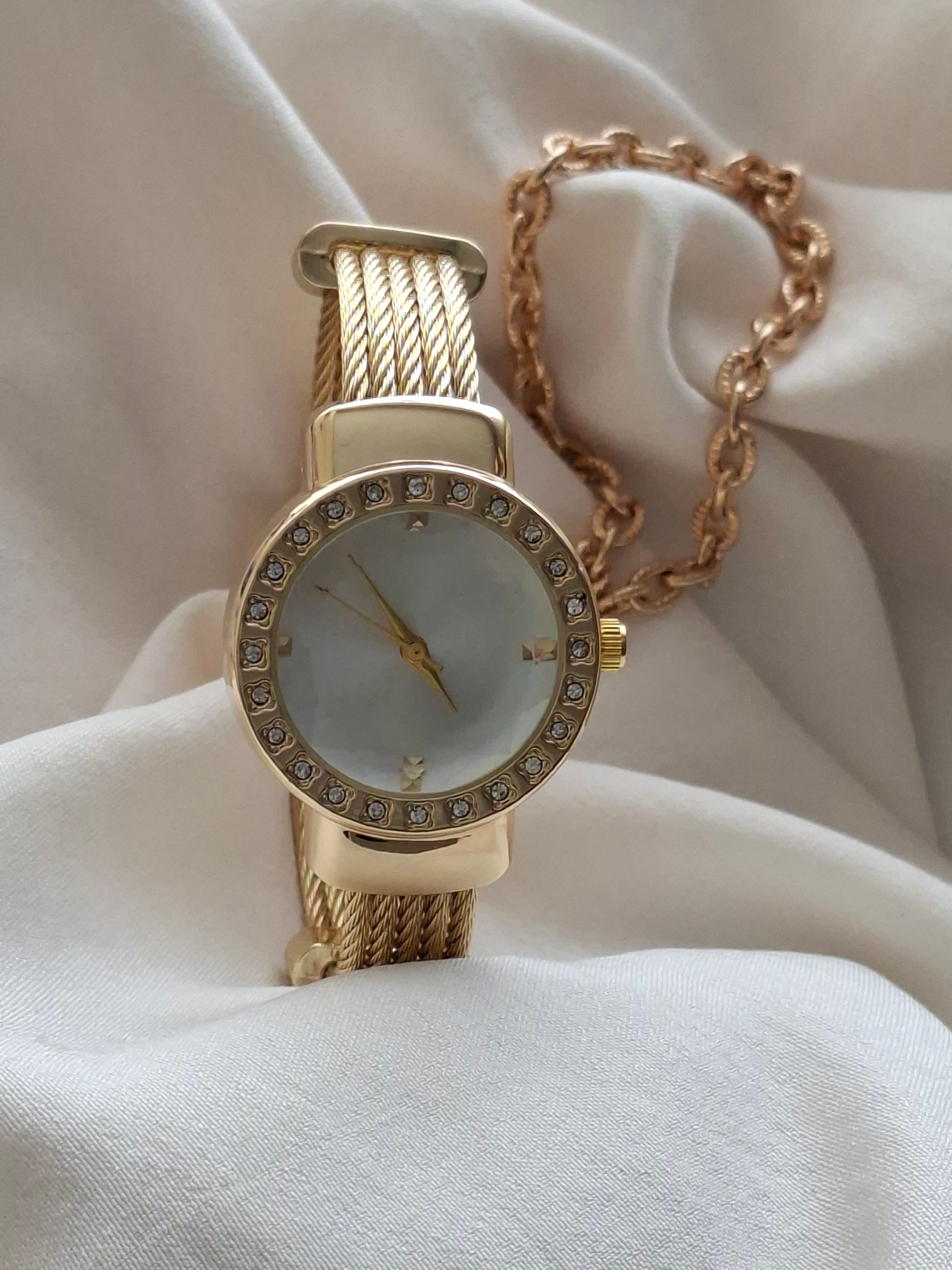 Yuvarlak Kadranlı Taşlı Gold Bileklik Saat image