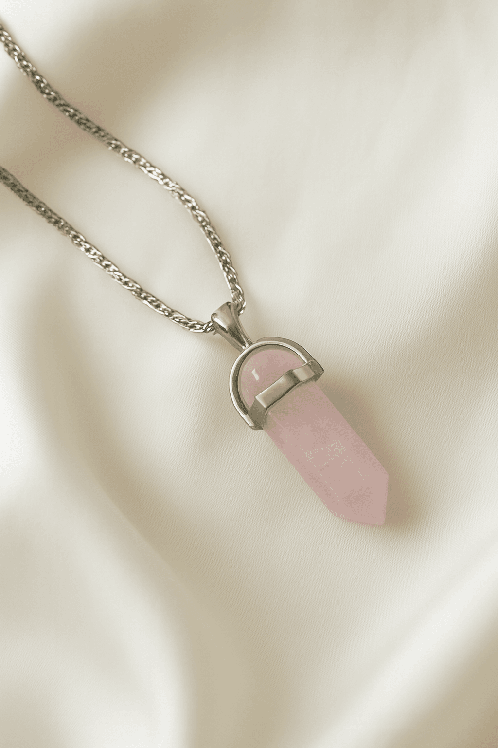 Pembe Kuvars Doğal Taş Çivi Figürlü Kolye image