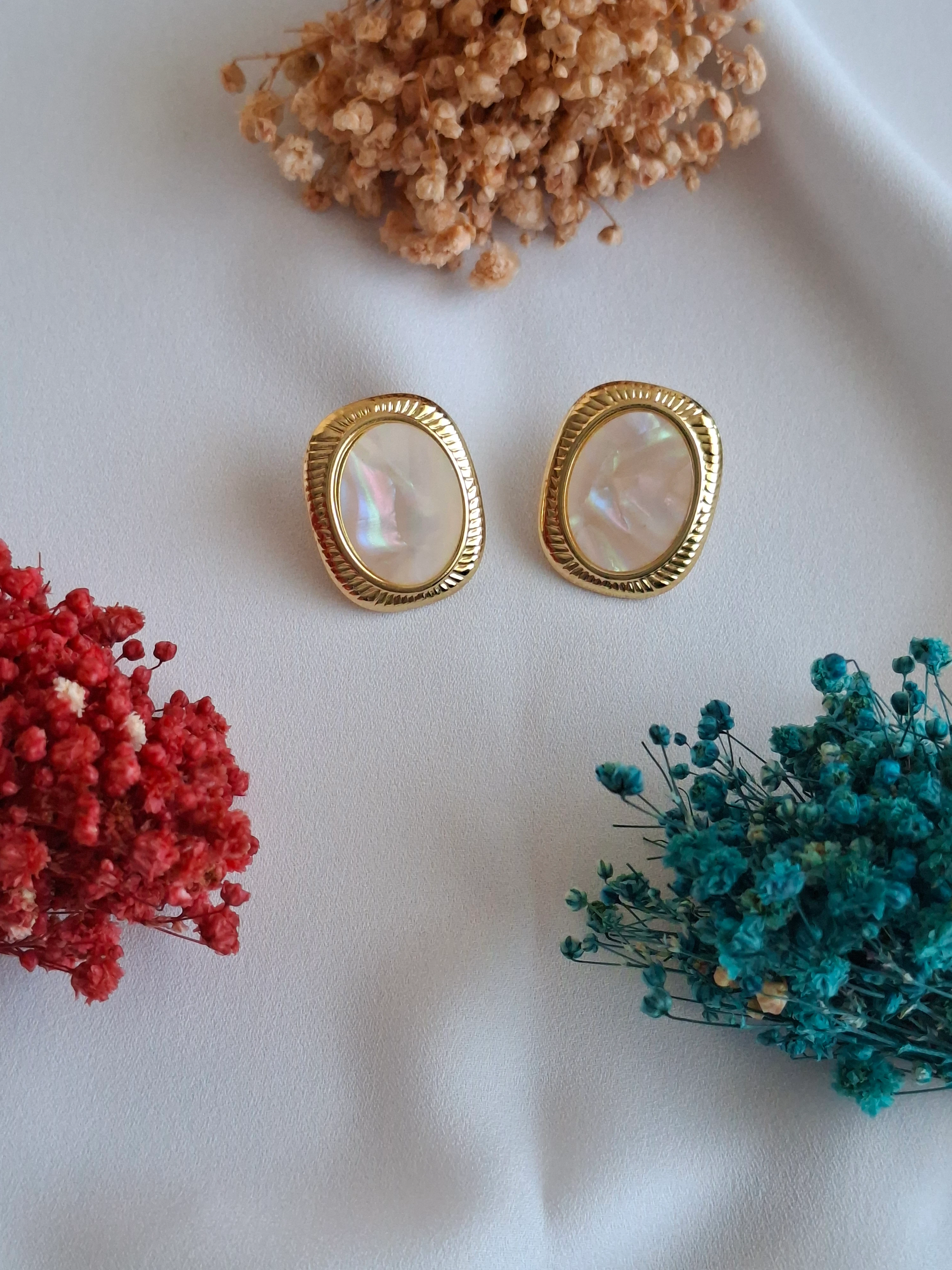 Oval Sedef Taşlı Gold Küpe image