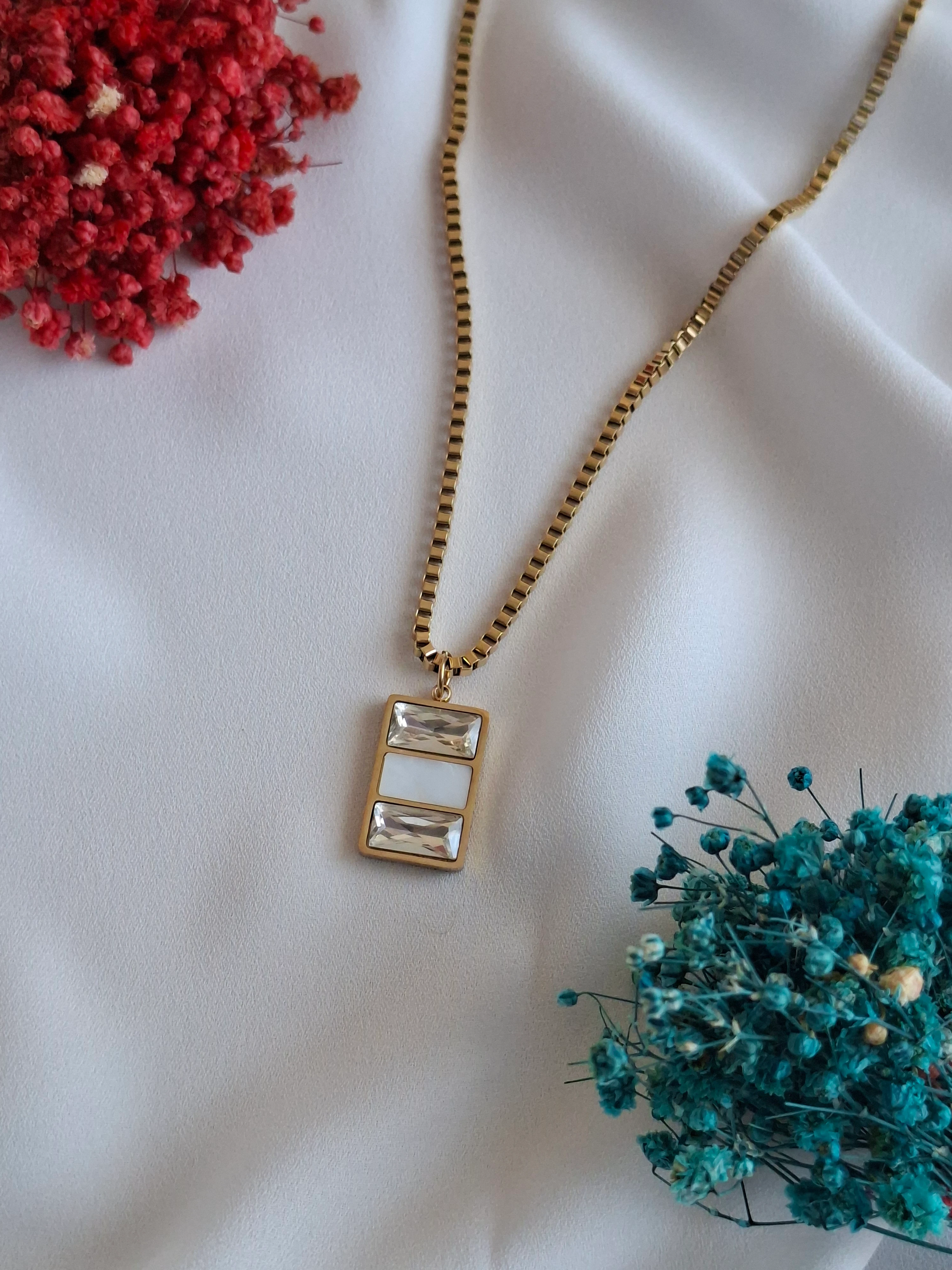 Çelik 3 Sıralı Sedefli Gold Kolye image