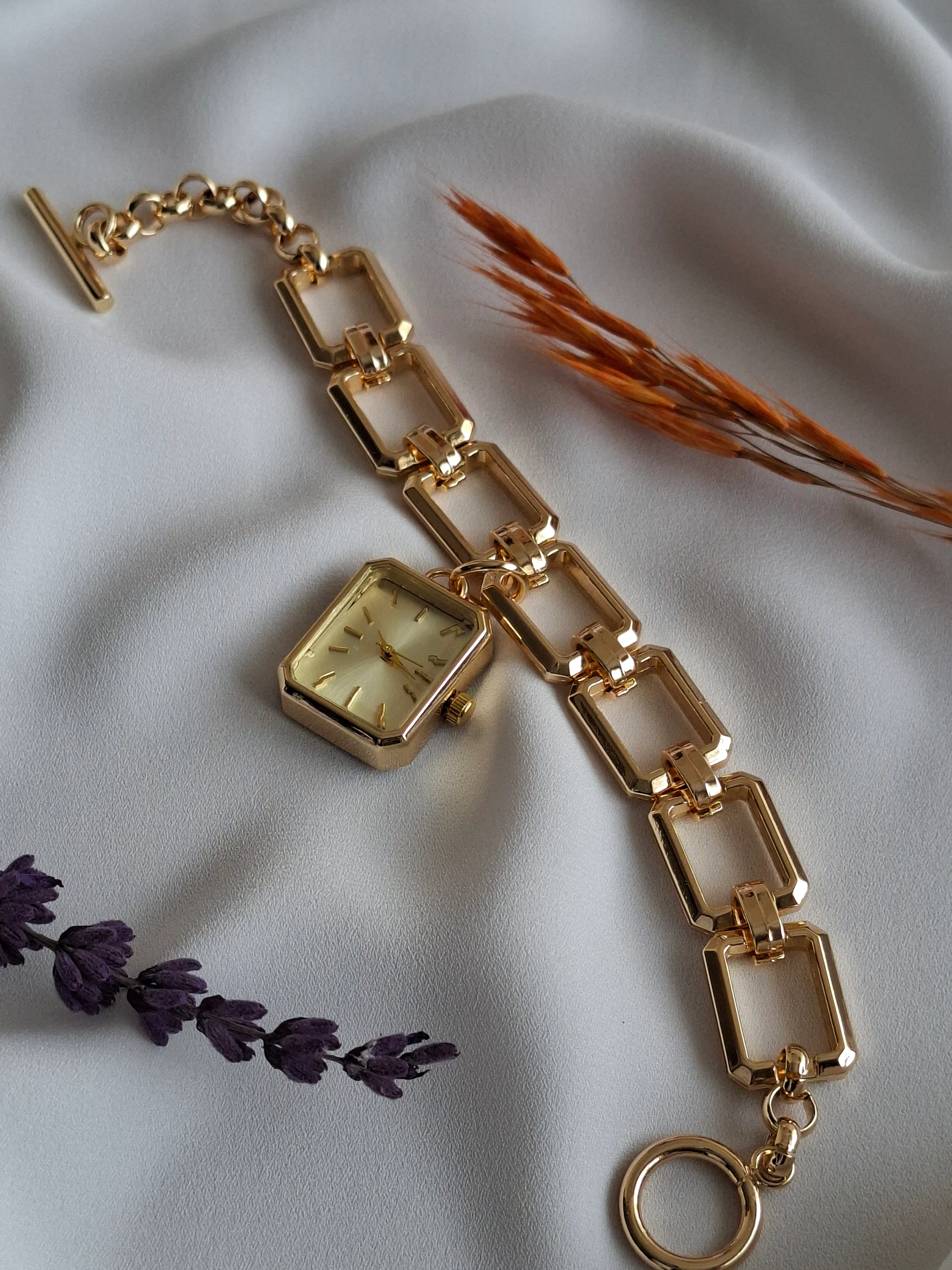 Charmlı Sallantılı Gold Saat image