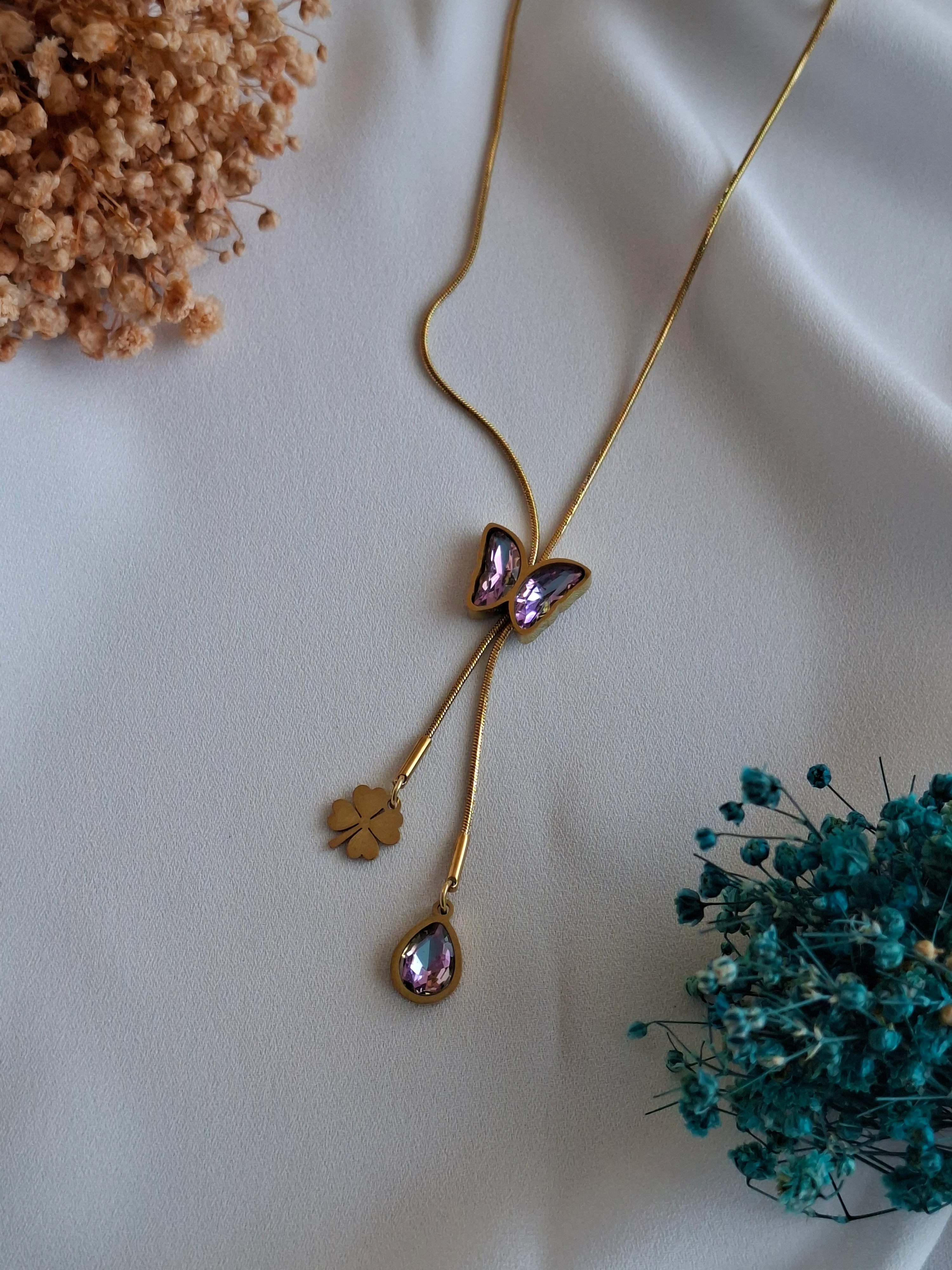 Çok Renkli Kelebek Figürlü Gold Kolye image