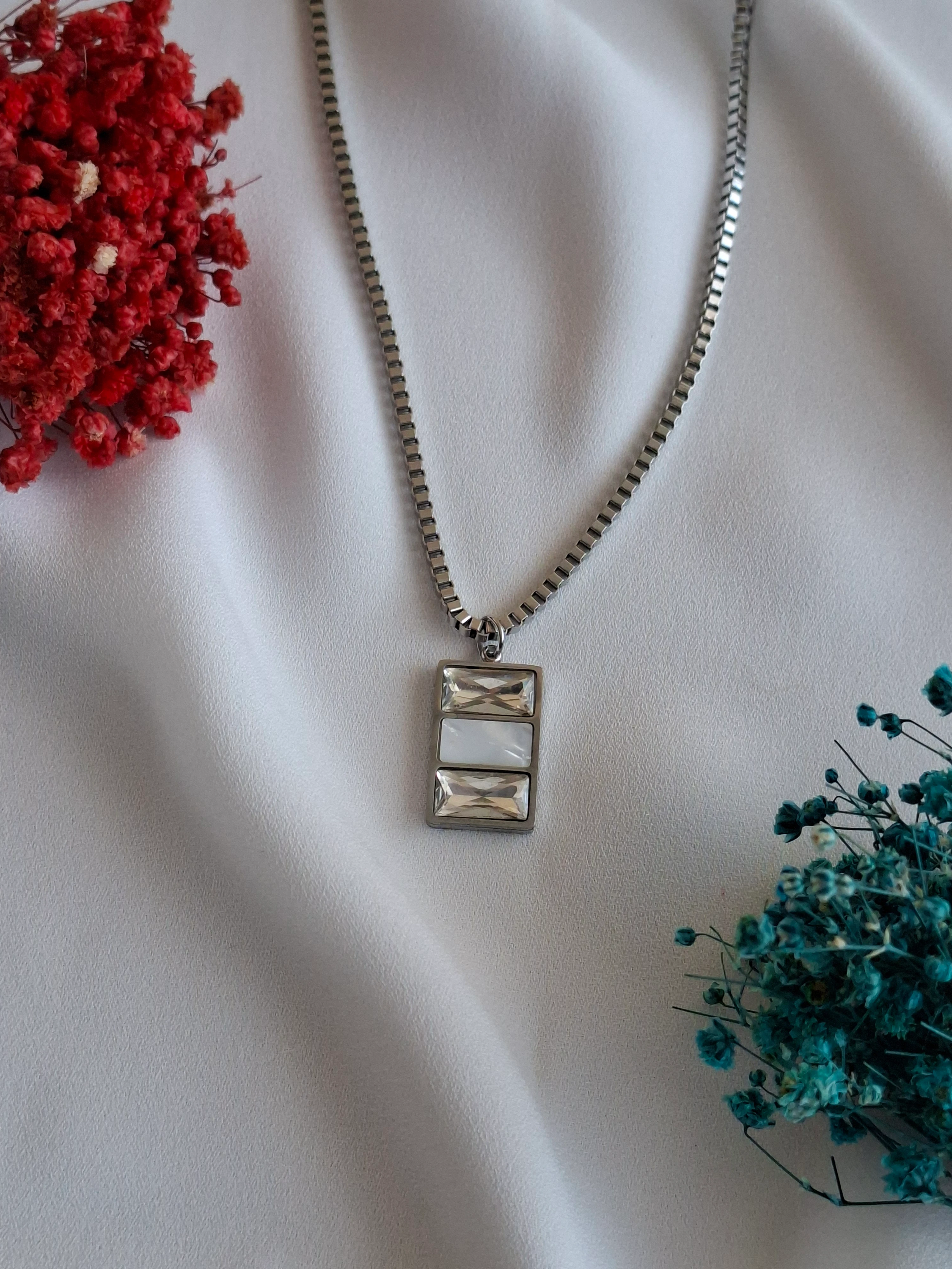 Çelik 3 Sıralı Sedefli Sİlver Kolye image