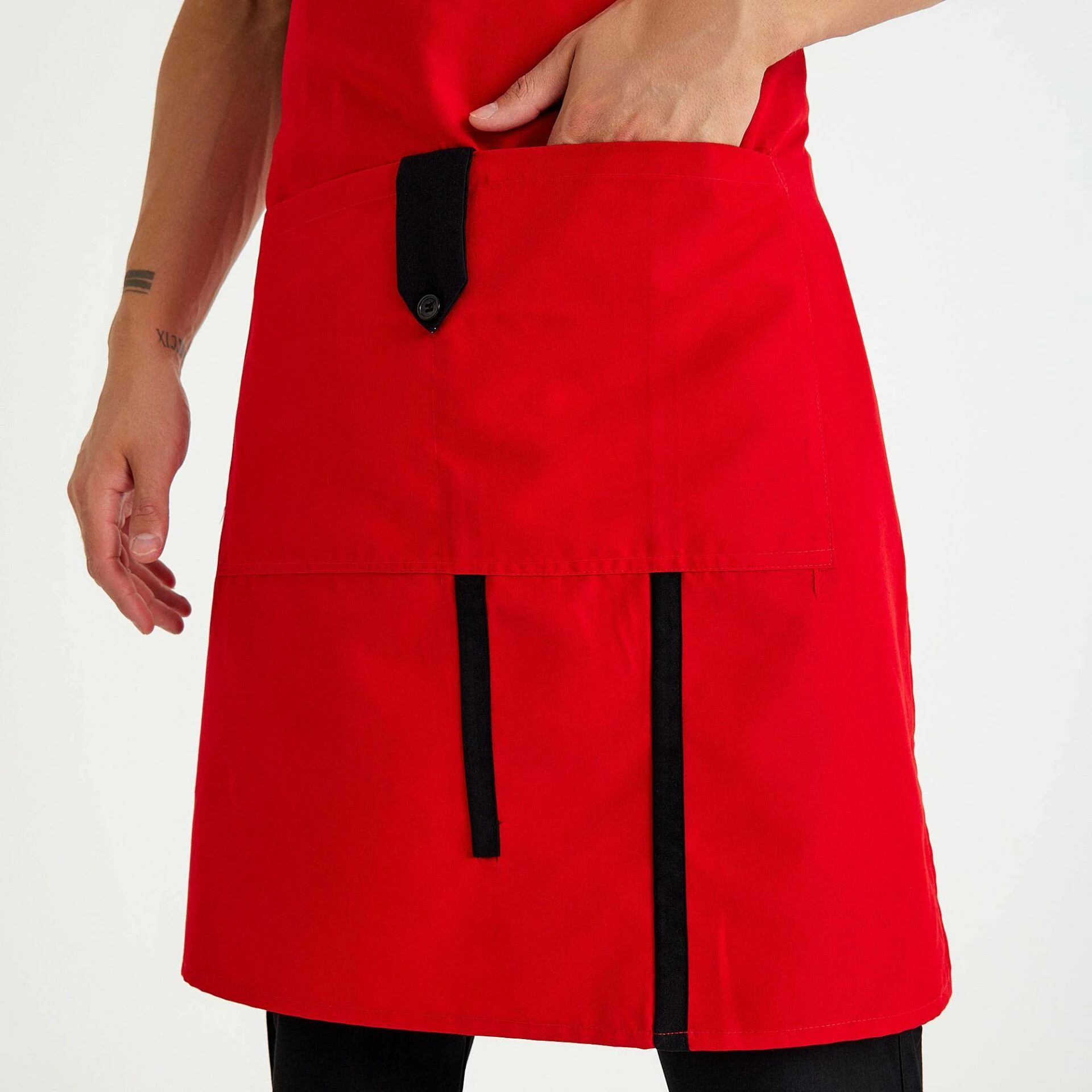 Kırmızı Siyah Cepli Boyundan Askılı Önlük