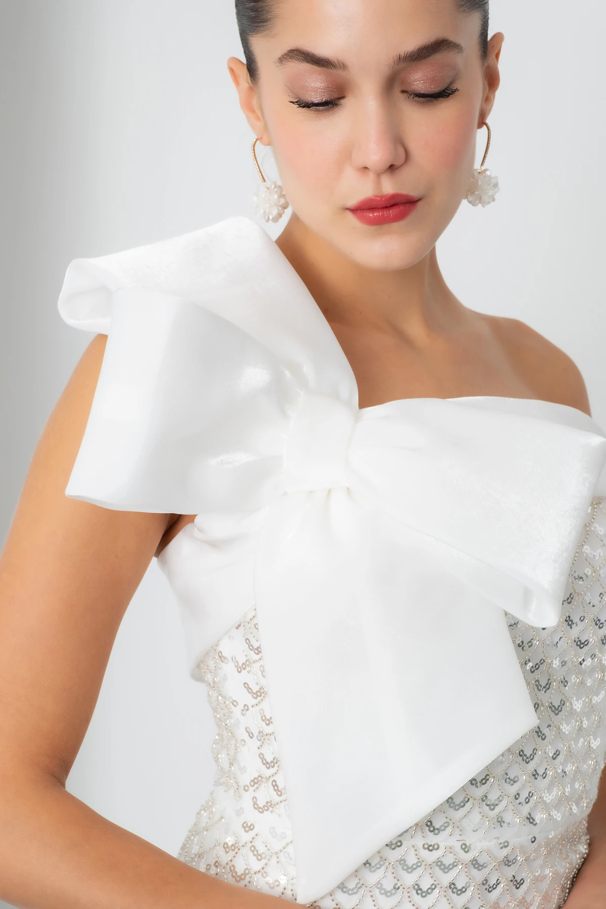 Kadın Tek Omuz Boncuklu Midi Gece Elbisesi - Beyaz