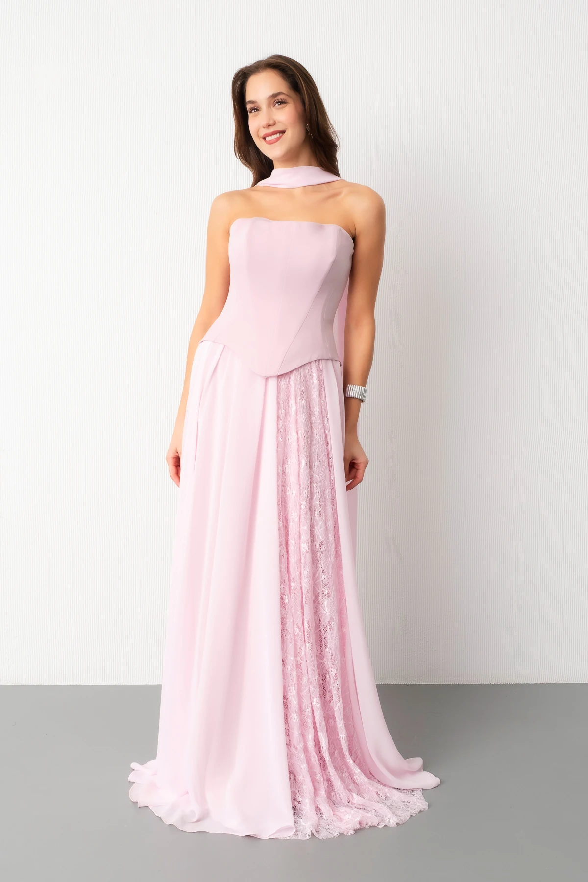 Kadın Straplez Yaka Piliseli Dantel Detay Uzun Abiye Elbise - Pudra