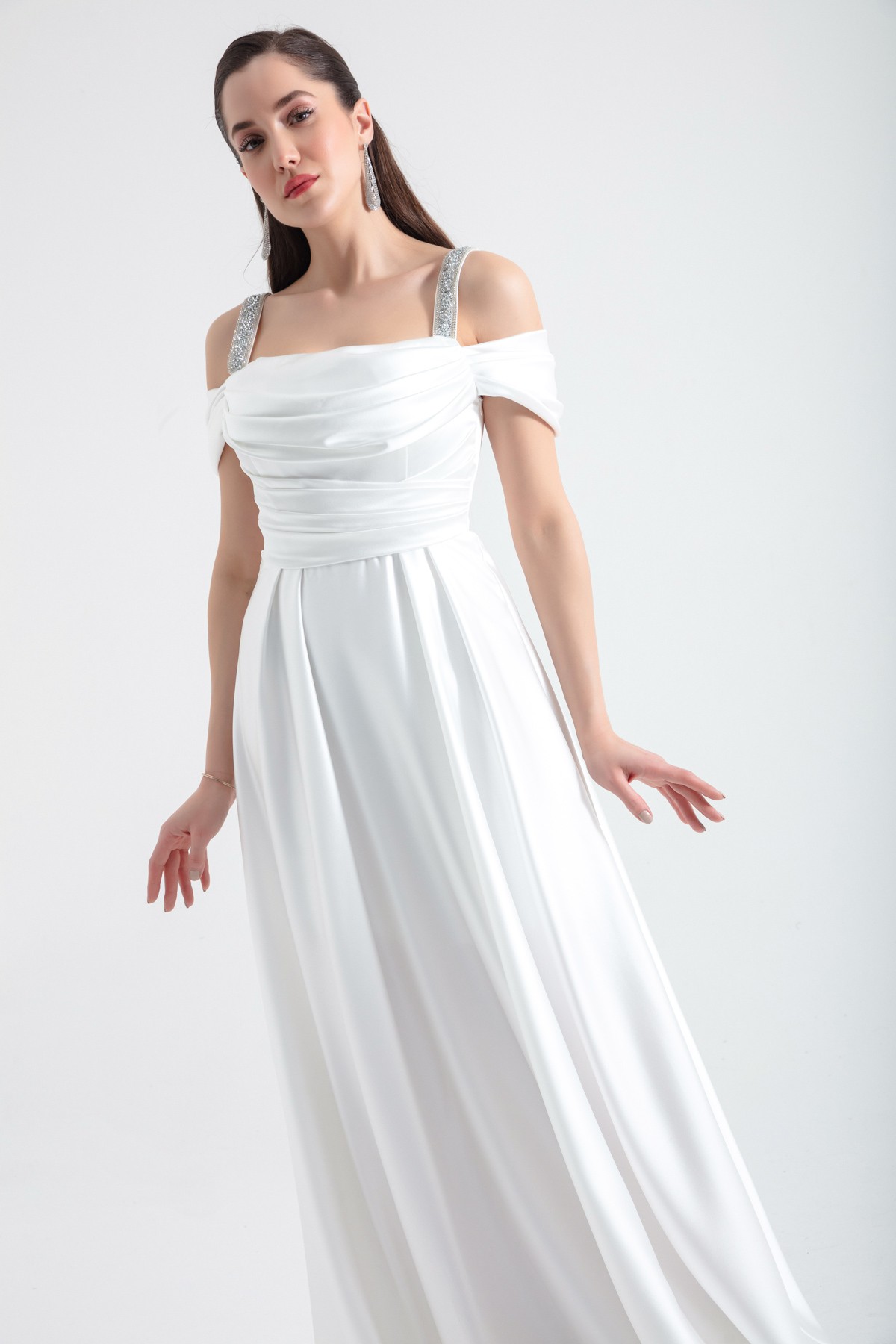 Kadın Taş Askılı Drapeli Uzun Saten Abiye Elbise - Beyaz