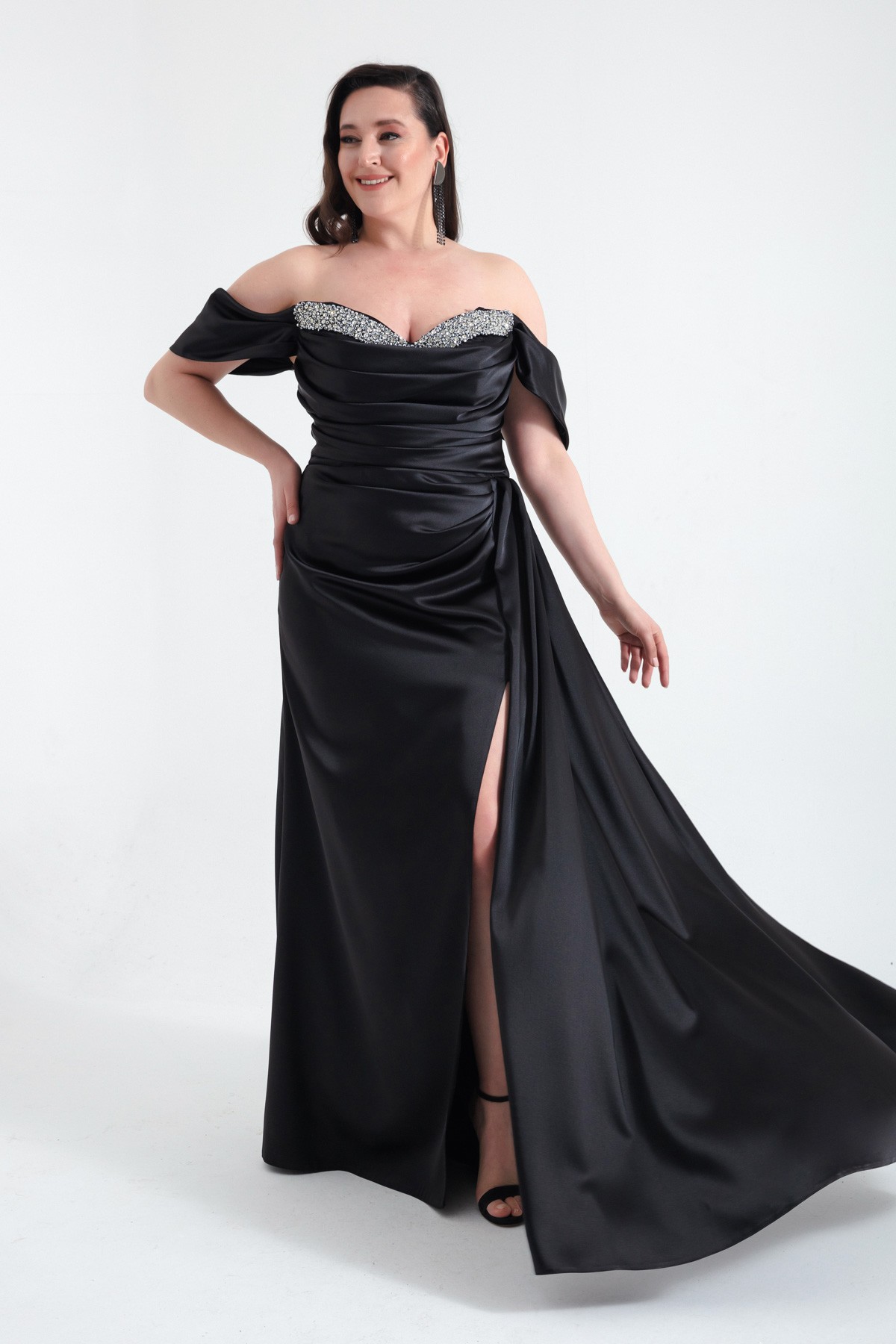 Kadın Kayık Yaka Yırtmaçlı Uzun Büyük Beden Saten Abiye Elbise - Siyah