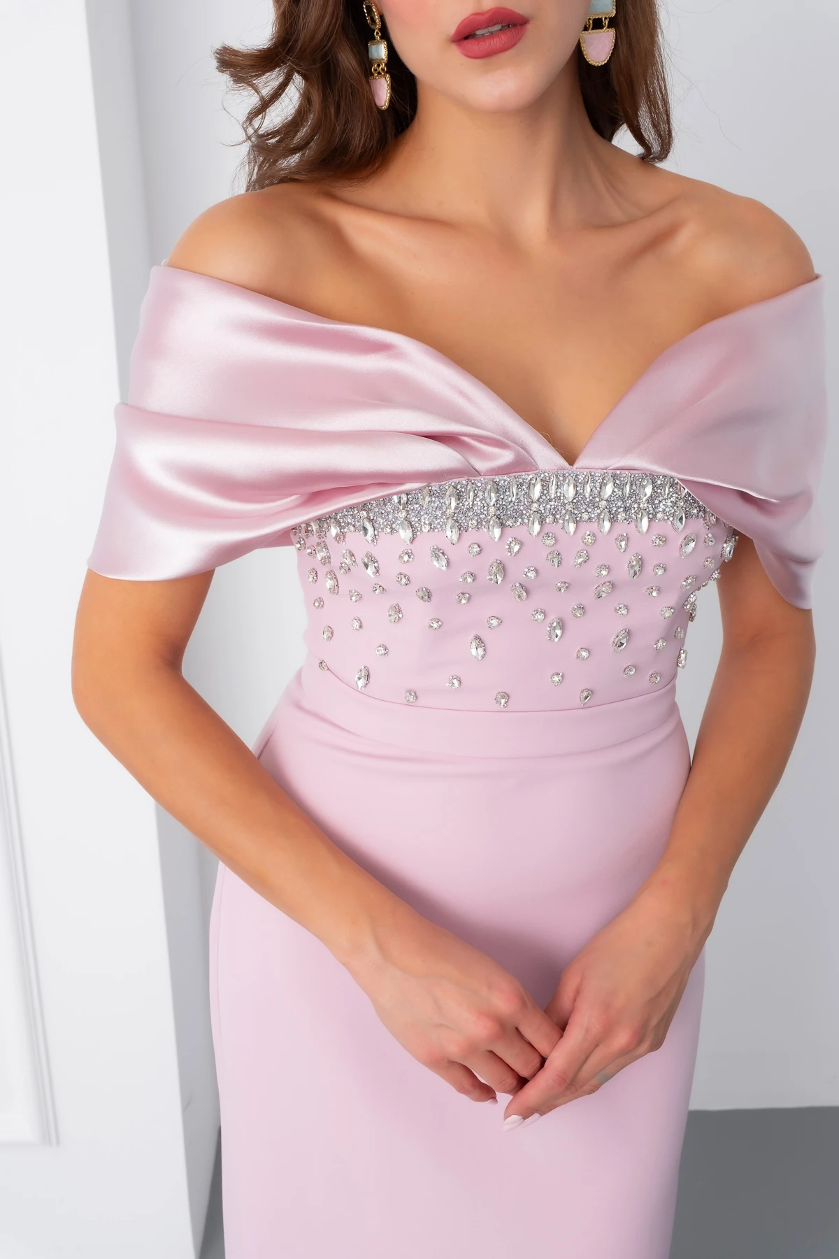 Kadın Kayık Yaka Göğsü Taşlı Uzun Abiye Elbise - Pudra