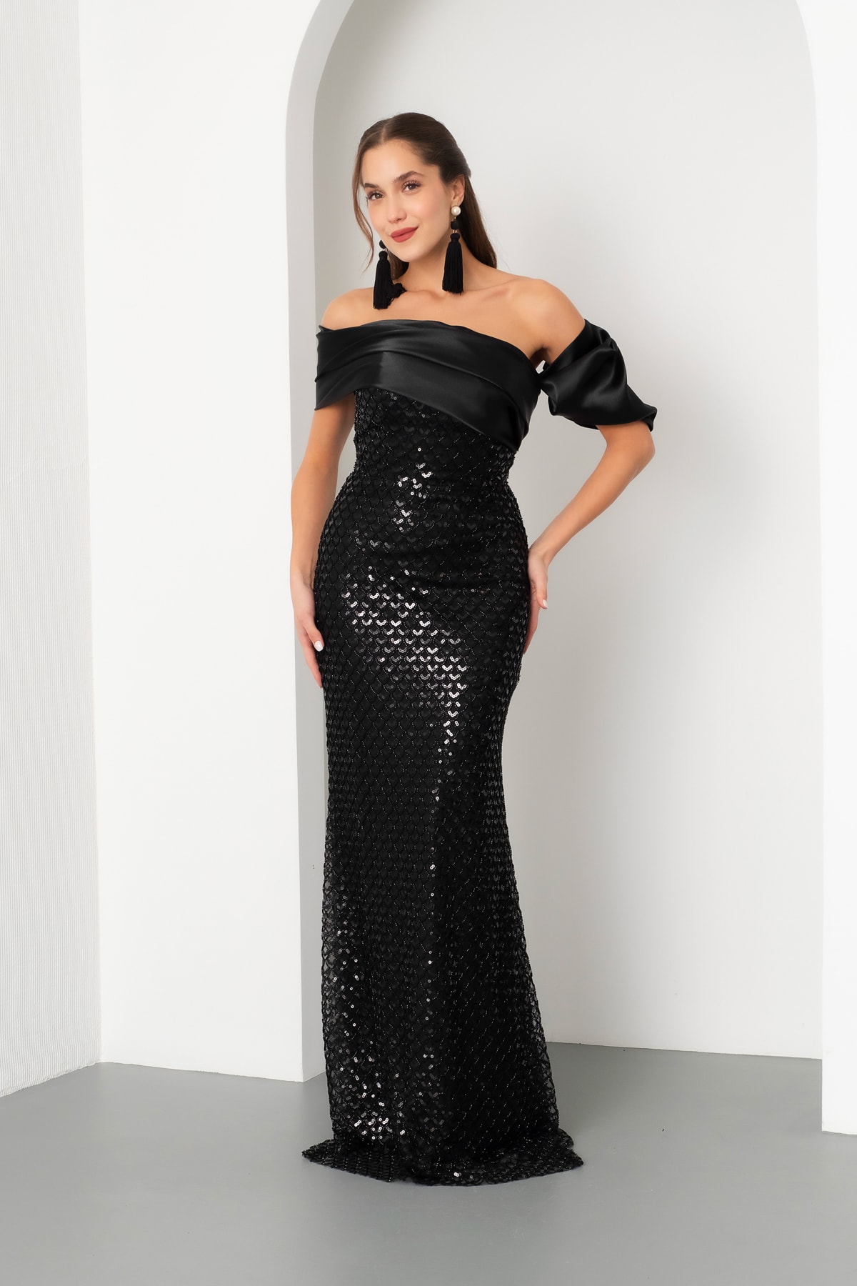 Kadın Yaka Detay Boncuklu Uzun Abiye Elbise - Siyah