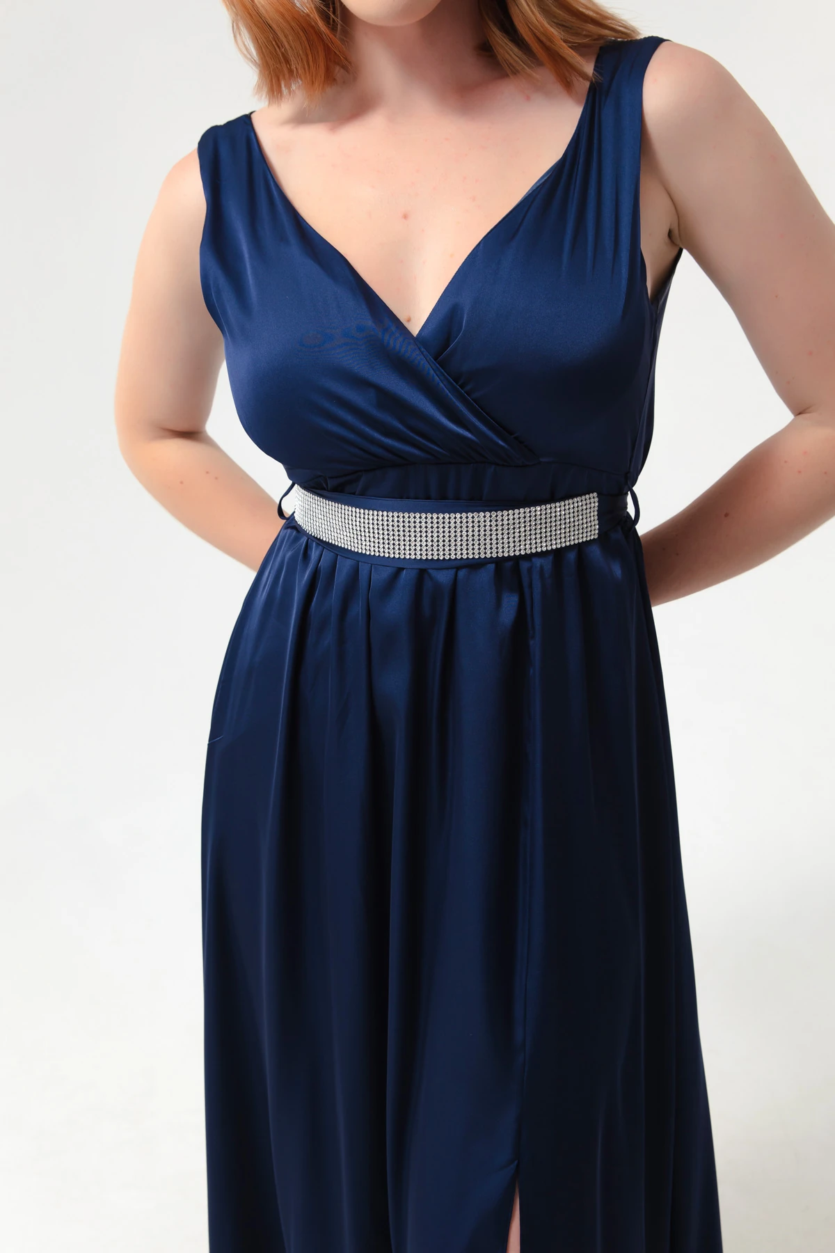 Kadın Kruvaze Yaka Taşlı Kemerli Uzun Abiye Elbise