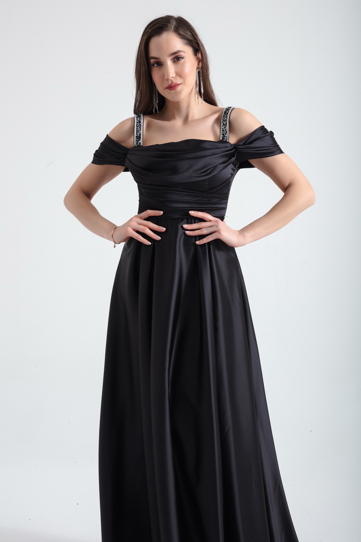 Kadın Taş Askılı Drapeli Uzun Saten Abiye Elbise - Siyah