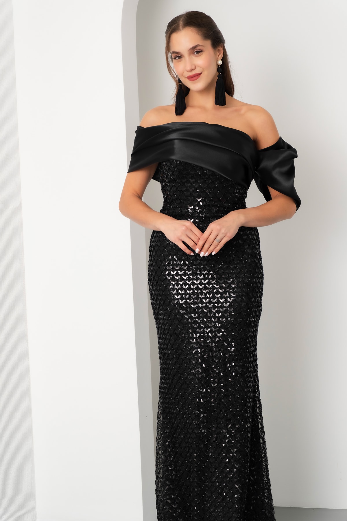 Kadın Yaka Detay Boncuklu Uzun Abiye Elbise - Siyah