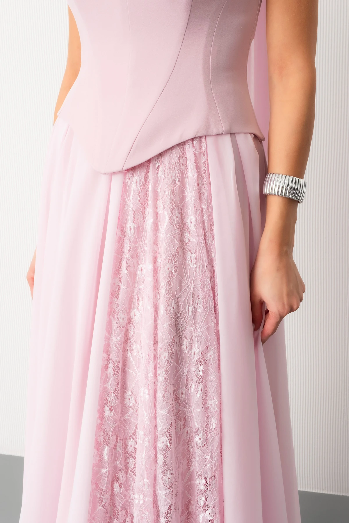 Kadın Straplez Yaka Piliseli Dantel Detay Uzun Abiye Elbise - Pudra