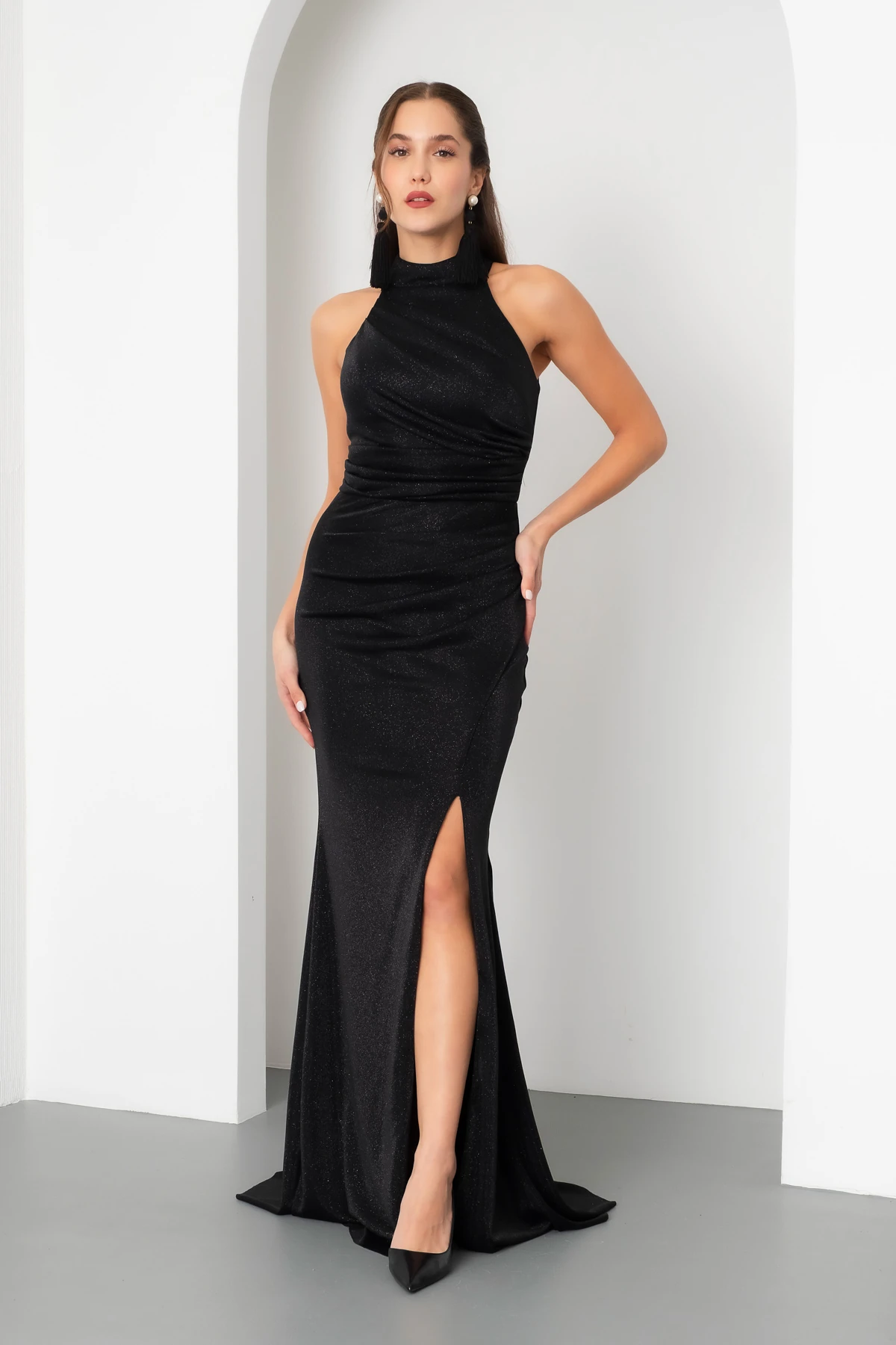 Kadın Halter Yaka Yırtmaçlı Simli Uzun Abiye Elbise - Siyah