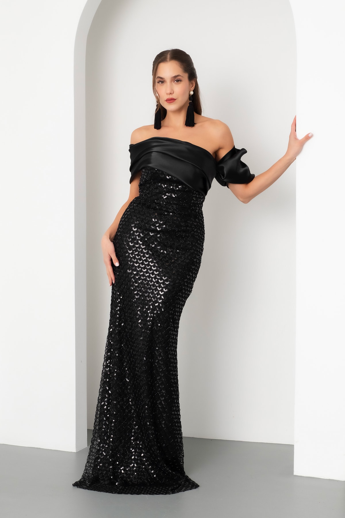 Kadın Yaka Detay Boncuklu Uzun Abiye Elbise - Siyah