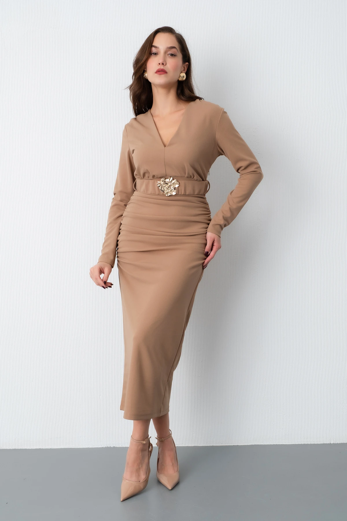 Kadın Kemerli Büzgü Detay Uzun Elbise - Bej